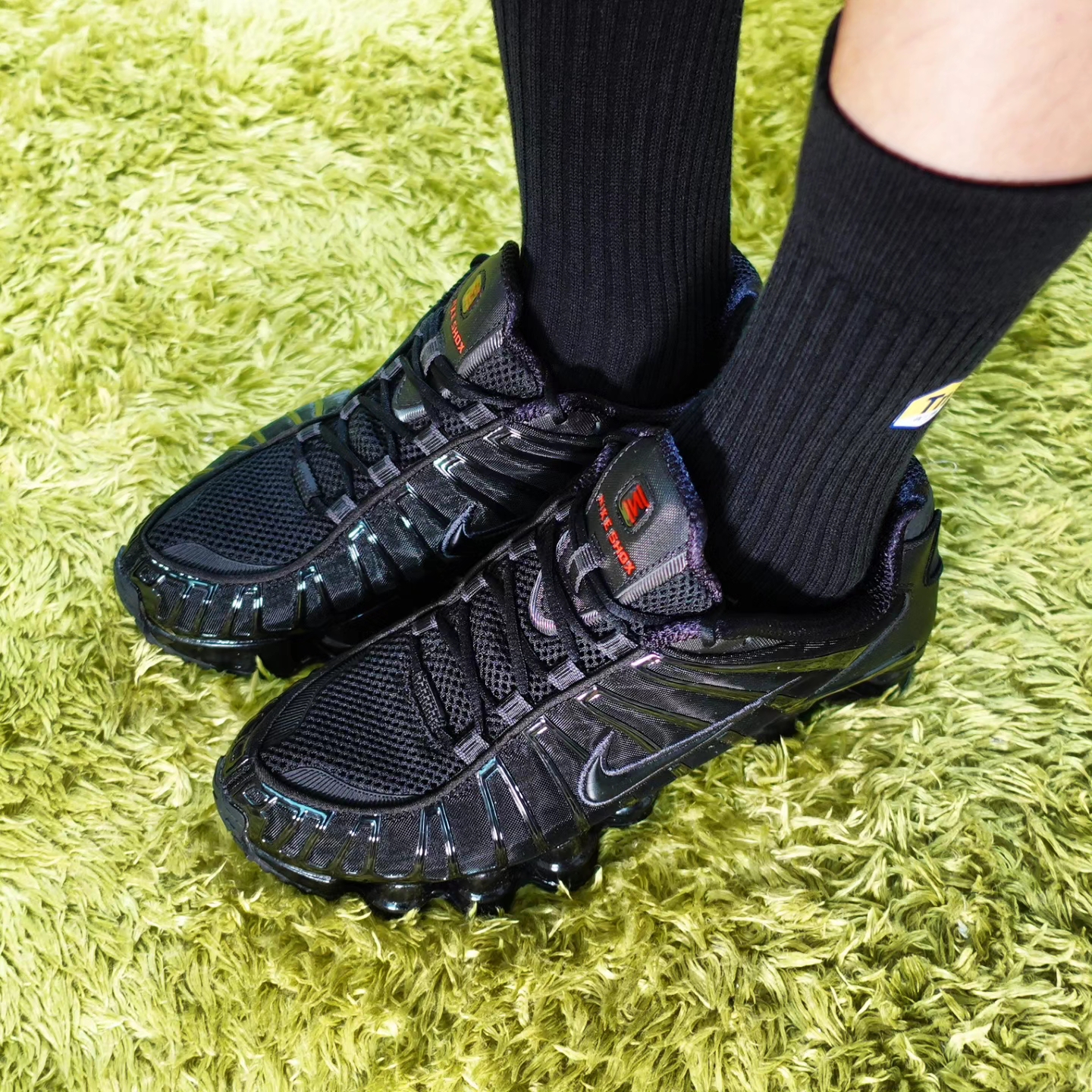 (W) Nike Shox TL Black and Max Orange 착용 스타일 - 1