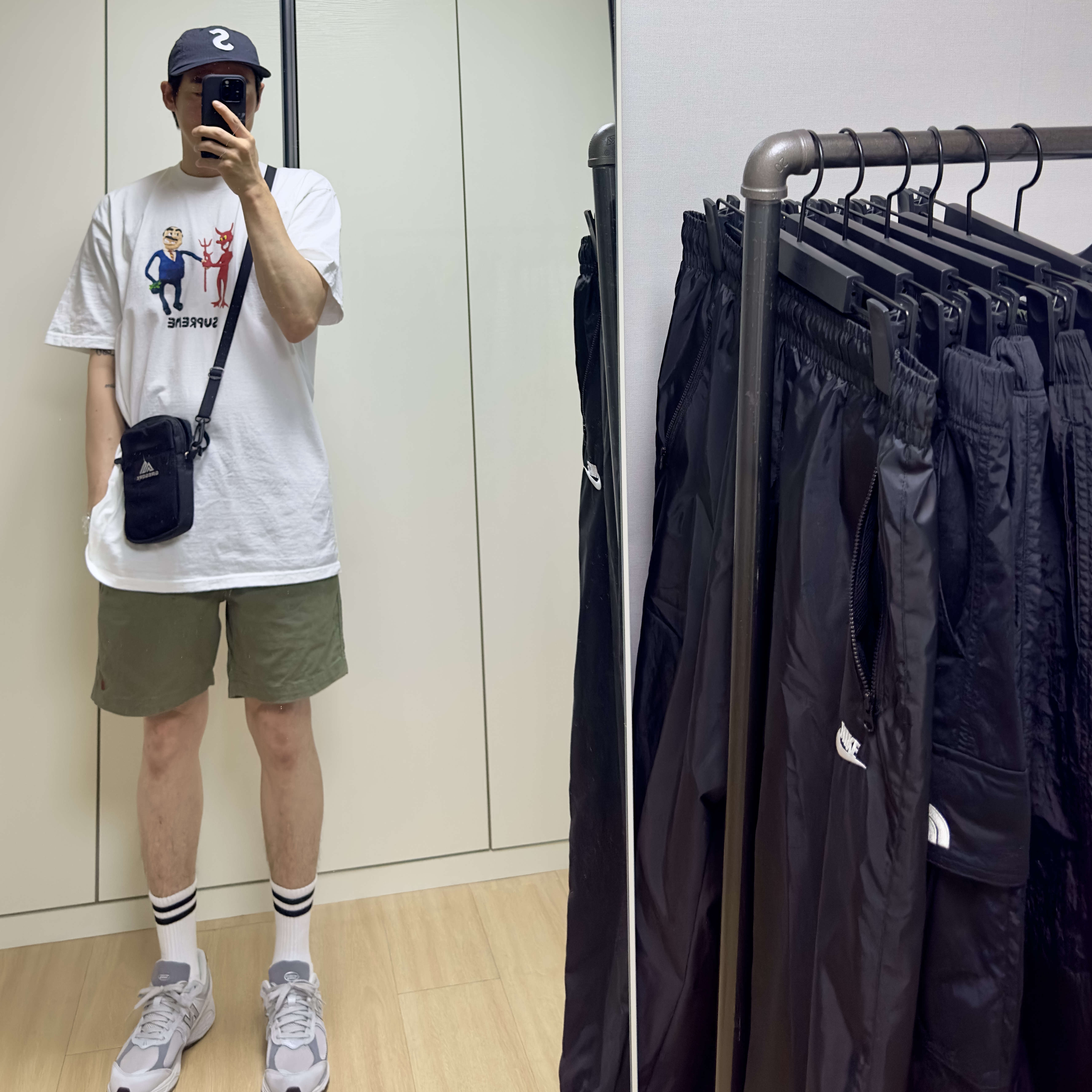 Supreme Business T-Shirt White - 23SS, Supreme Cordura Ripstop S Logo 6-Panel Black - 23SS 착용 스타일