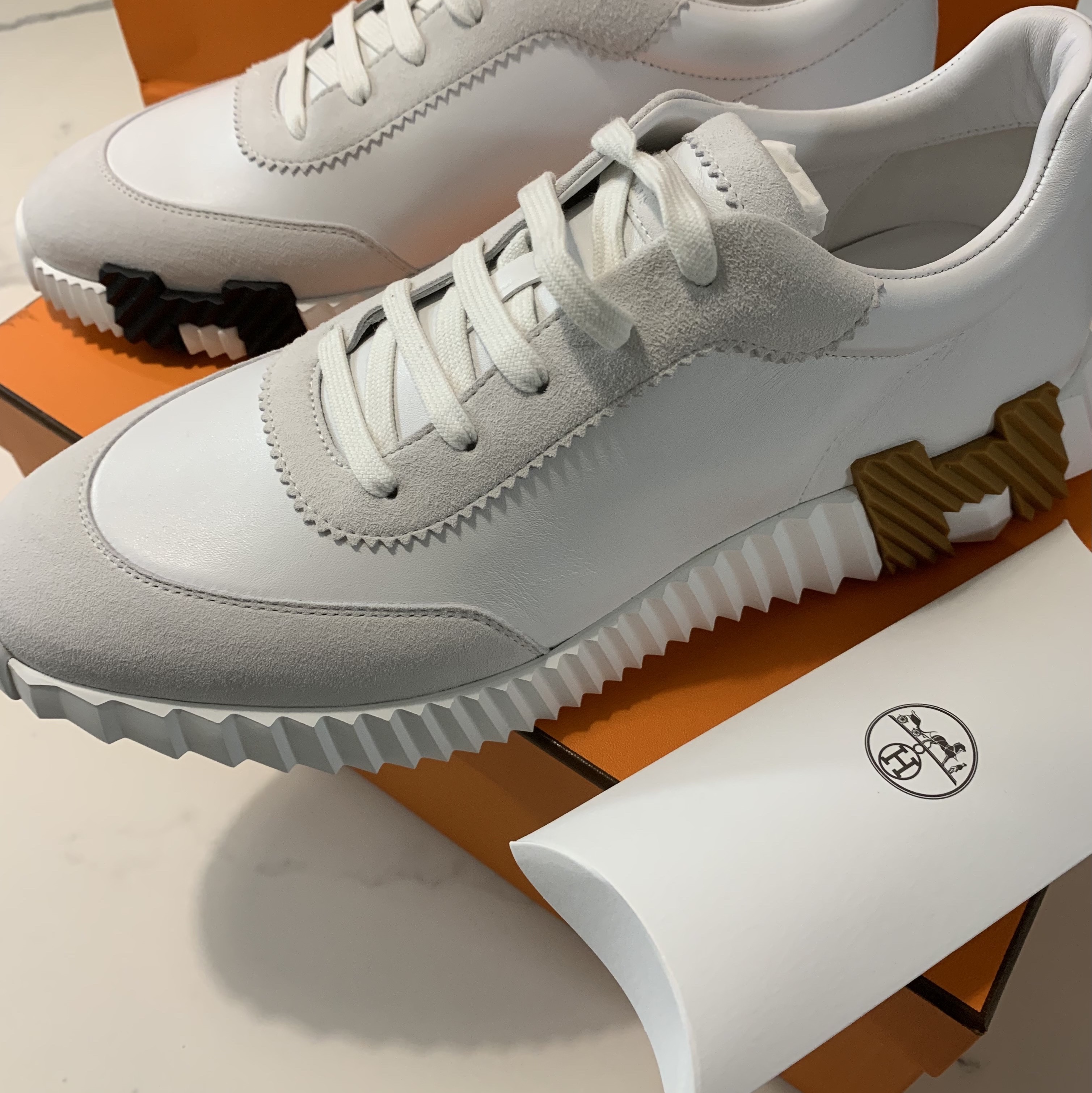 Hermes Bouncing Sneakers Calfskin Suede Goatskin & Blanc 착용 스타일 - 2