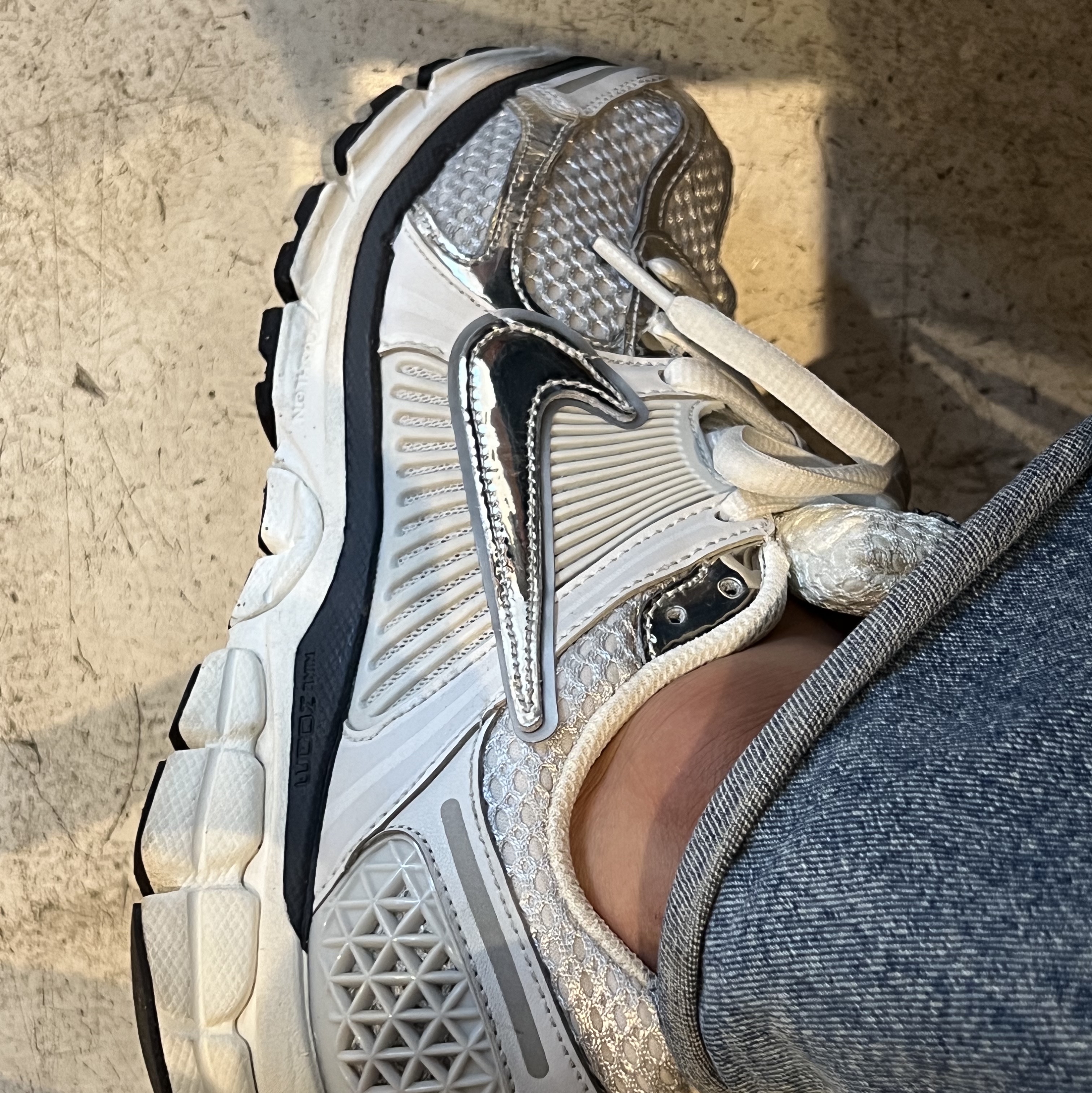 (W) Nike Zoom Vomero 5 Photon Dust and Metallic Silver 착용 스타일