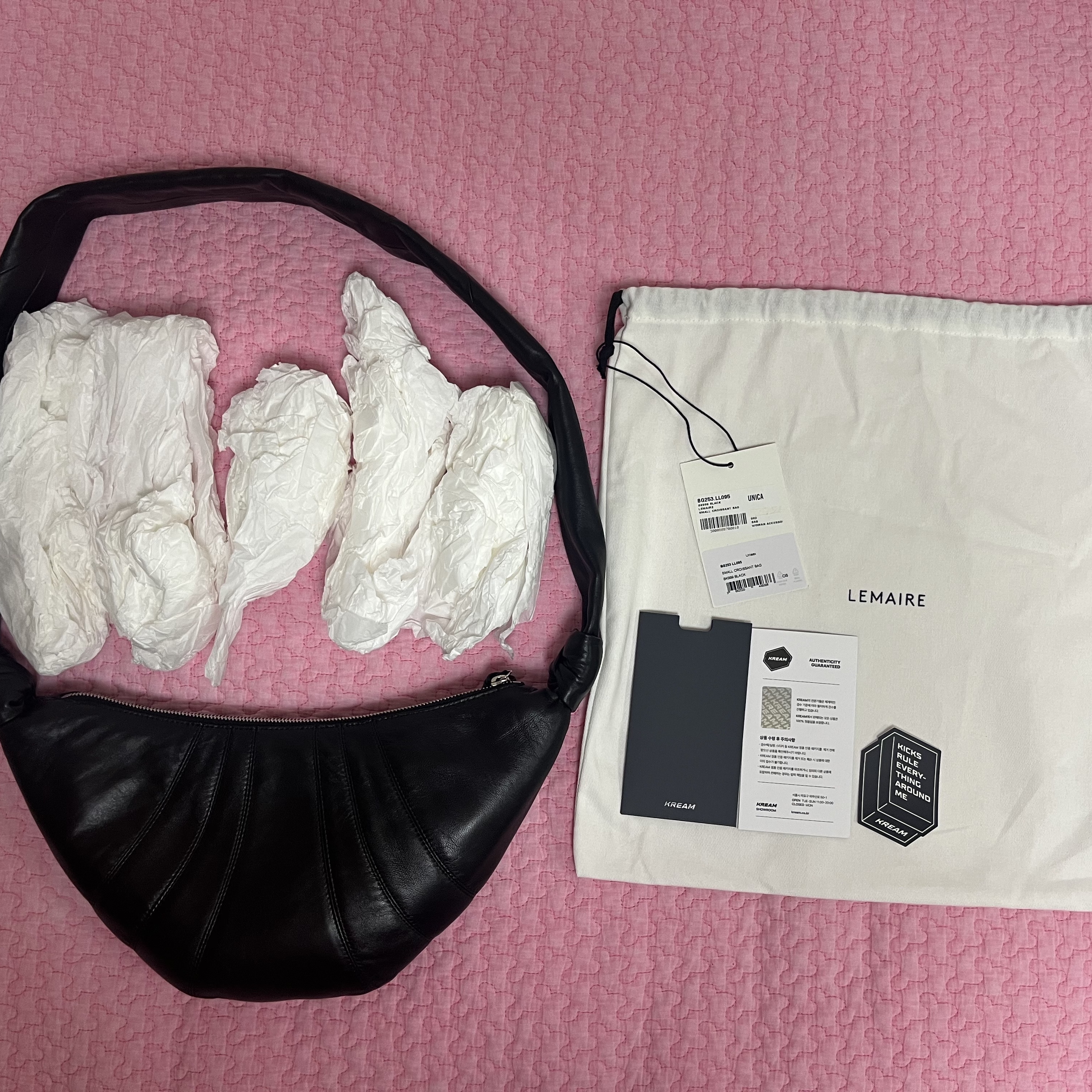 Lemaire Small Croissant Bag Soft Nappa Leather Black 착용 스타일 - 1