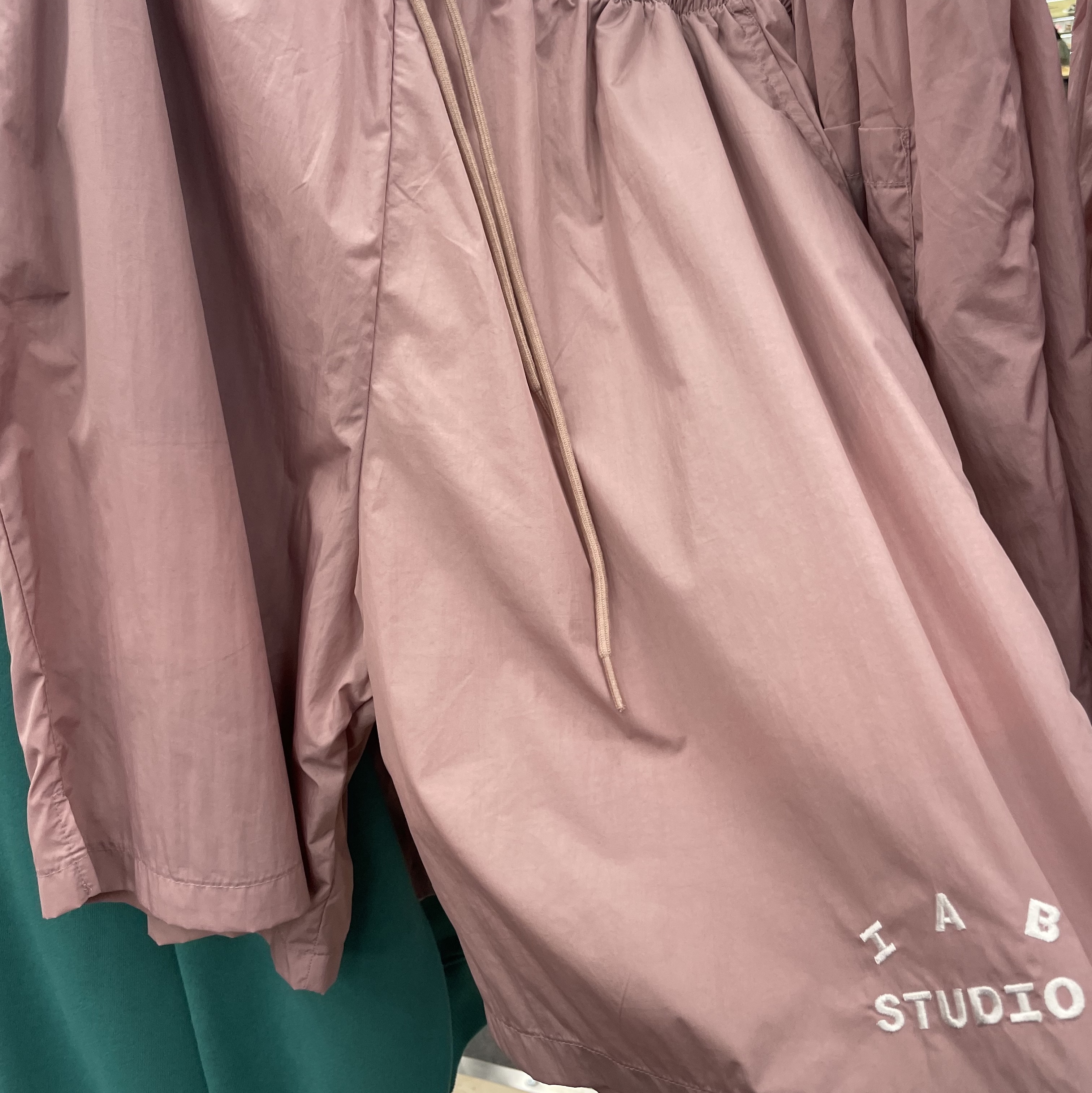 IAB Studio Woven Shorts Pink - The Hyundai Seoul Exclusive 착용 스타일
