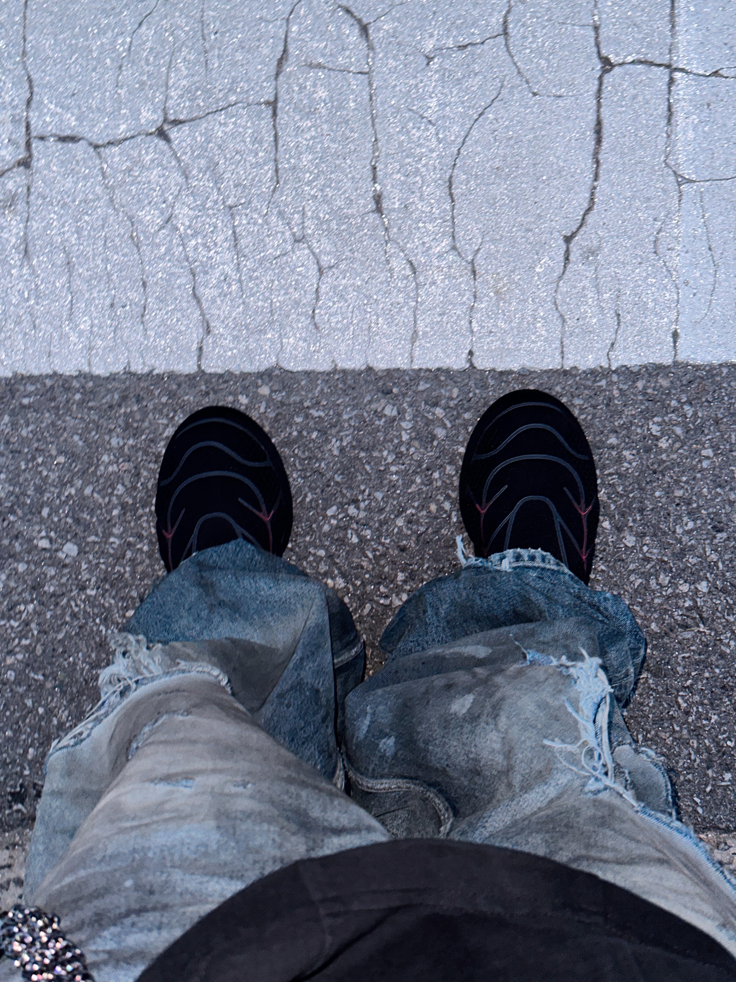 Balenciaga Large Baggy Jeans in Blue Coated Soft Denim, Balenciaga x Adidas Large Baggy Trousers Black 착용 스타일 - 3