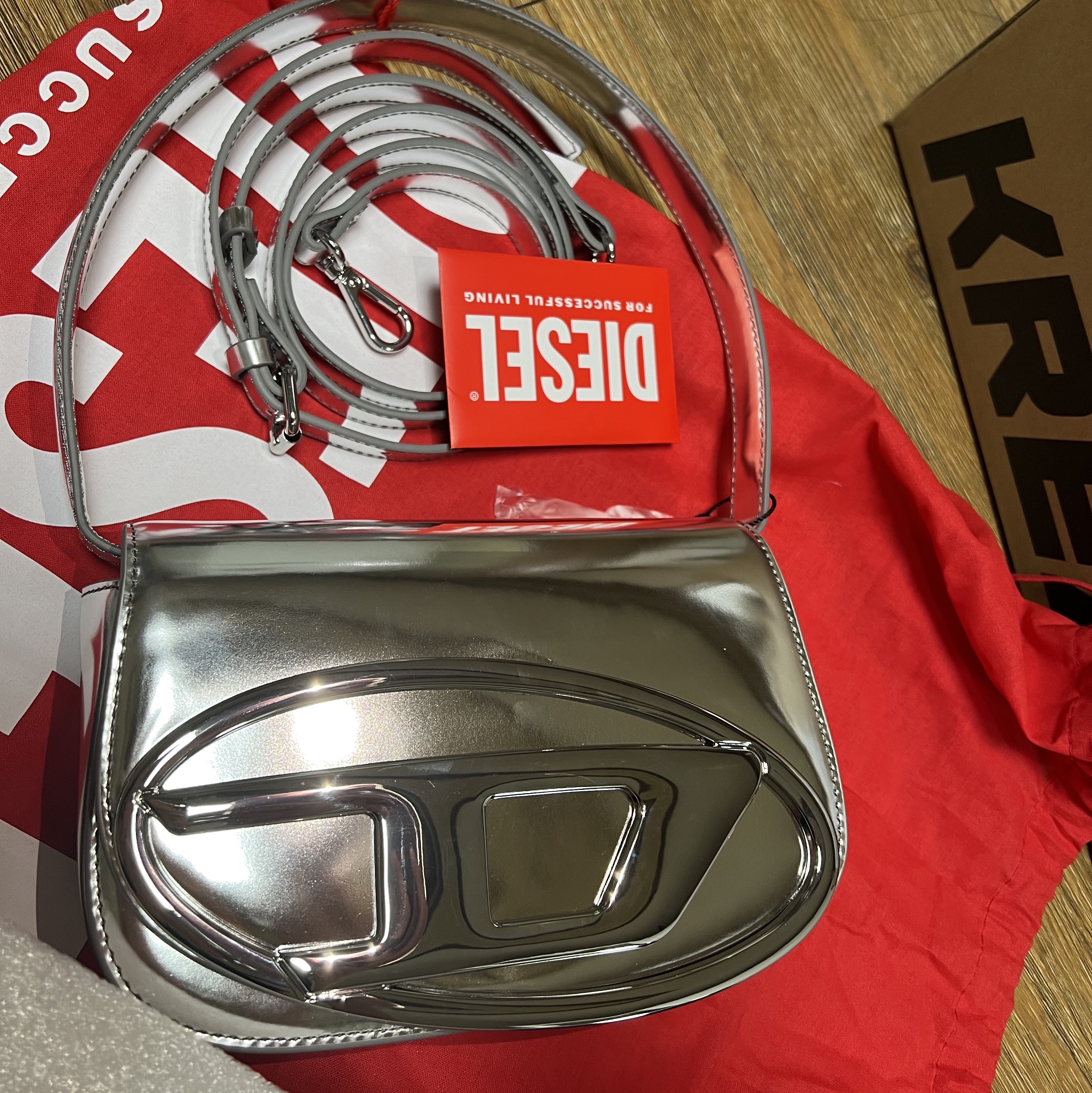 Diesel 1DR Shoulder Bag in Mirrored Leather Silver 착용 스타일