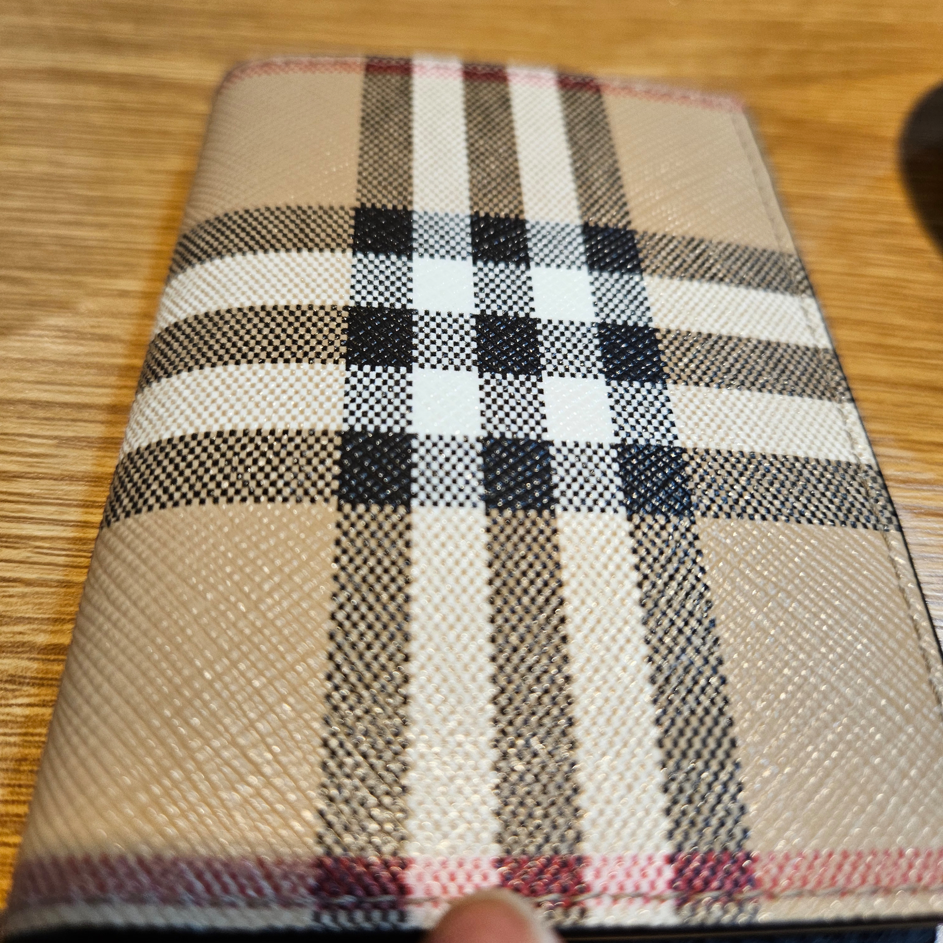 Burberry Vintage Check and Leather Folding Card Case Archive Beige 착용 스타일