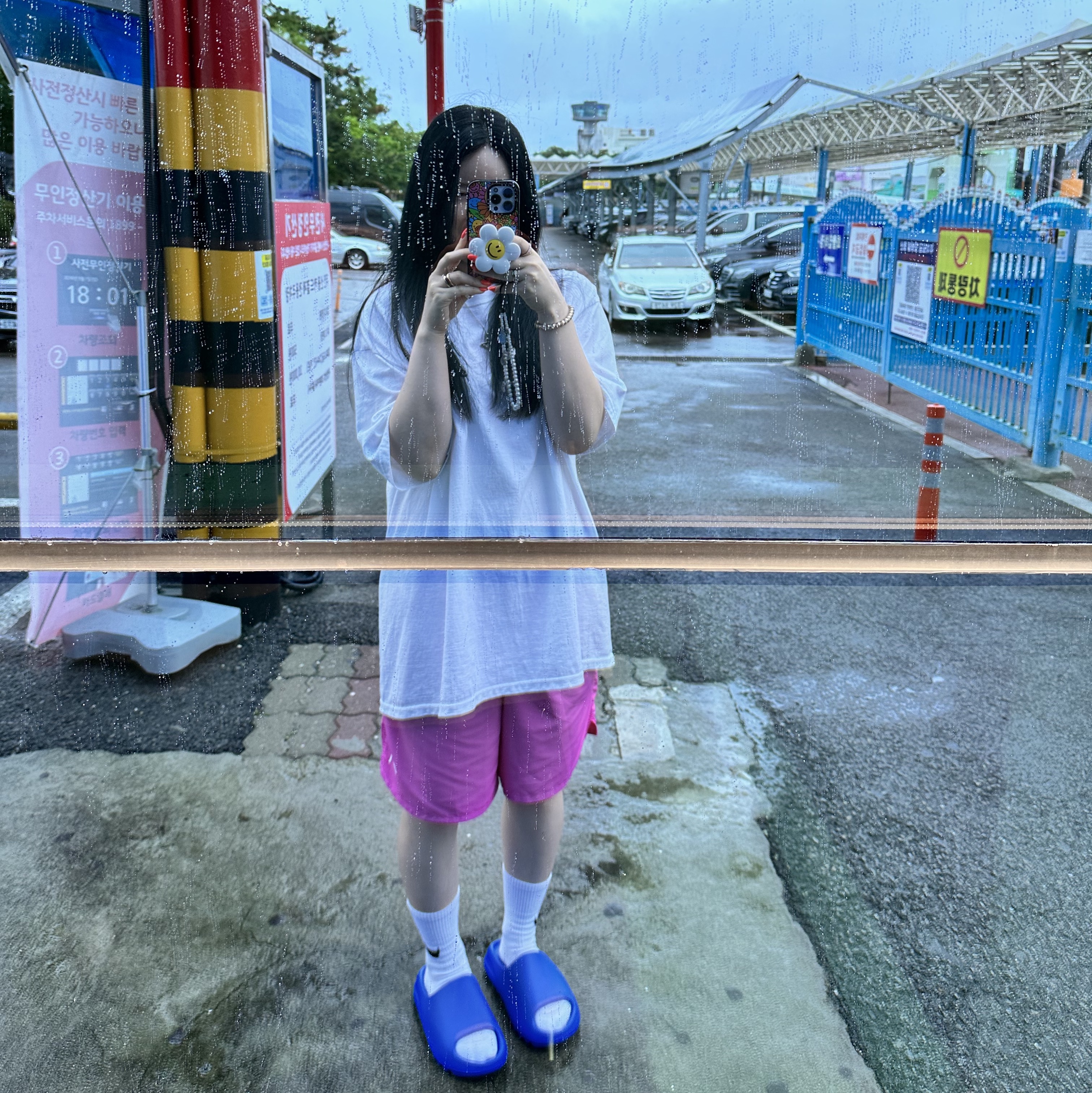 Adidas Yeezy Slide Azure, Stussy Stock Water Shorts Gum Pink 착용 스타일