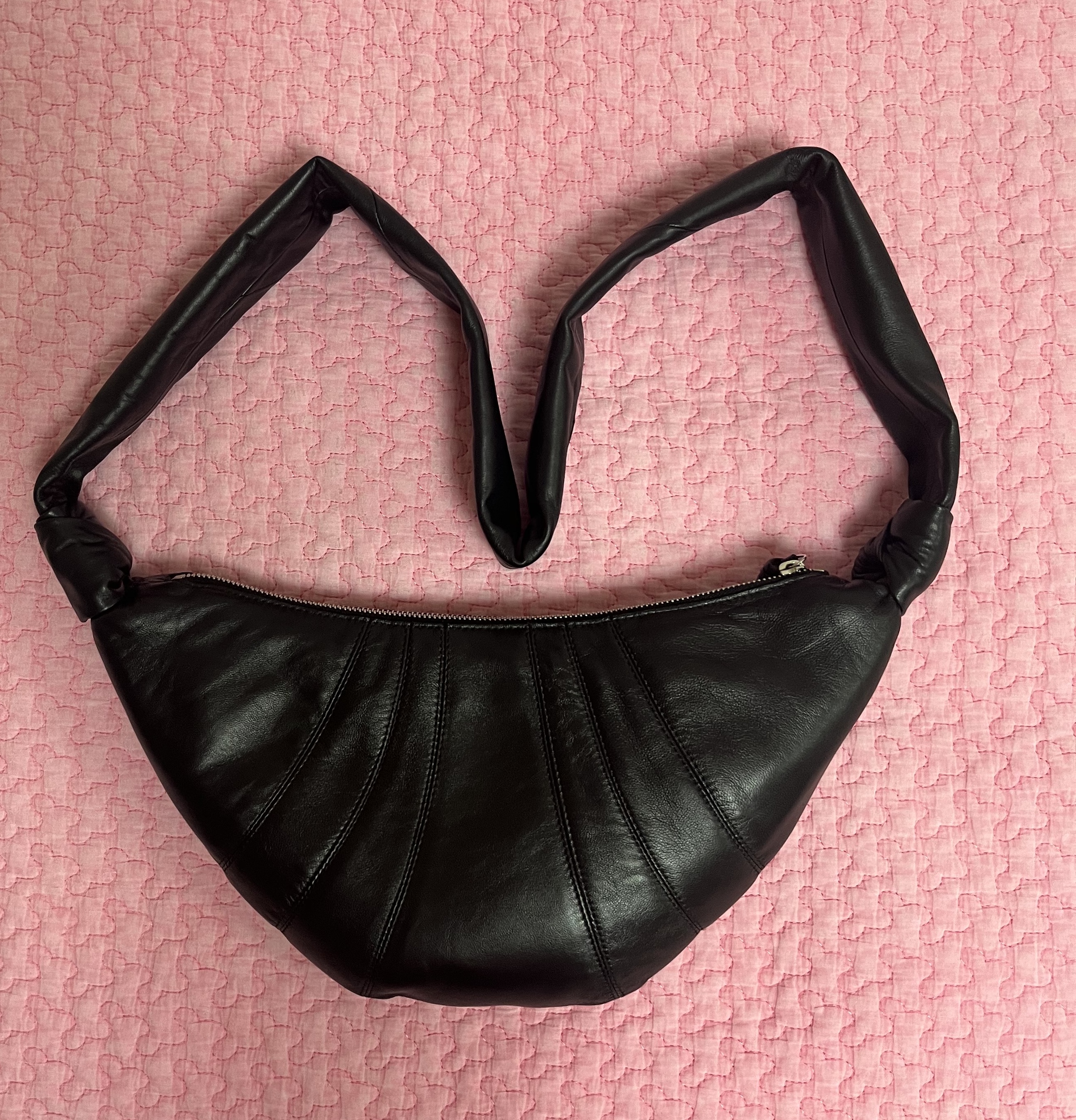 Lemaire Small Croissant Bag Soft Nappa Leather Black 착용 스타일 - 2