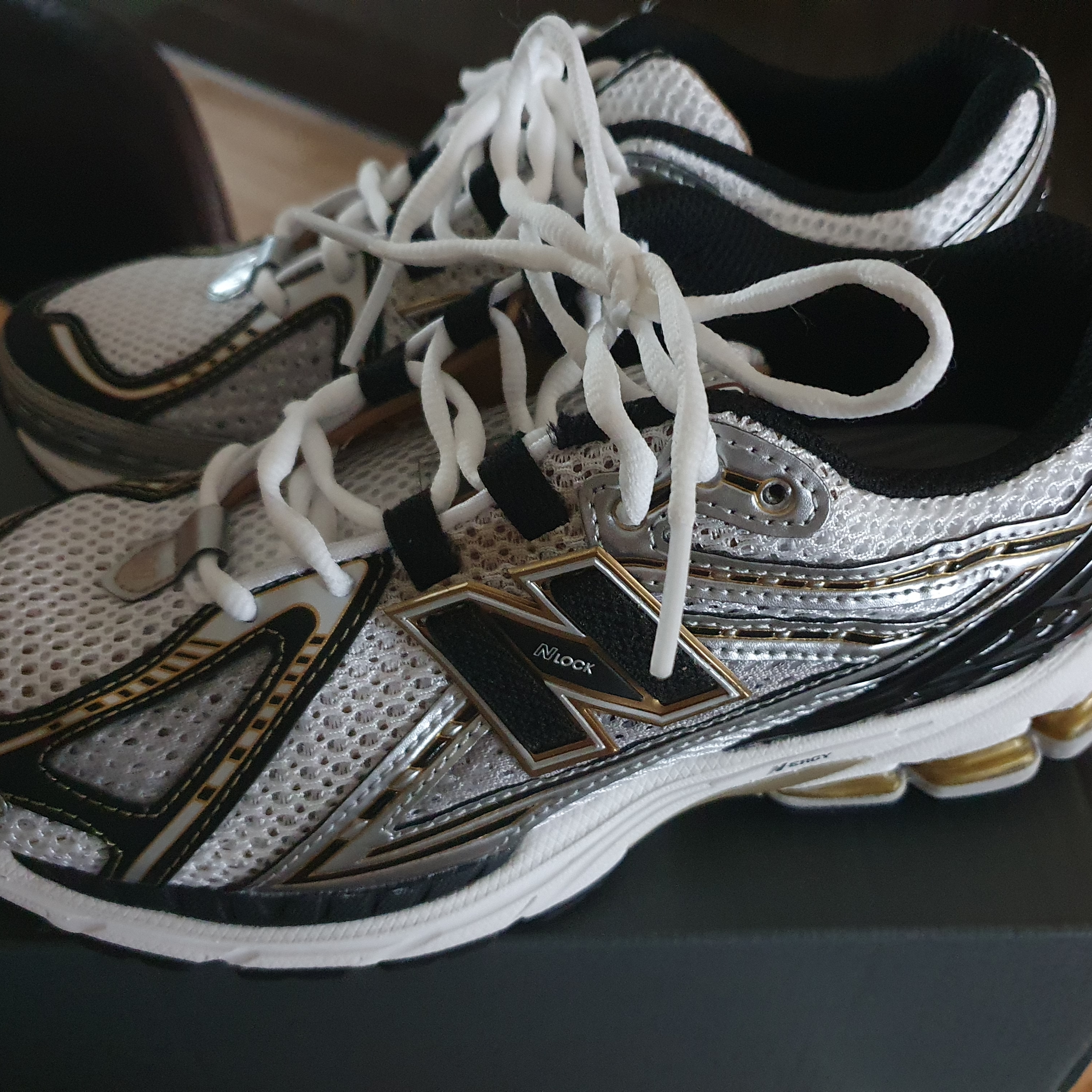 New Balance 1906R White Gold 착용 스타일 - 1