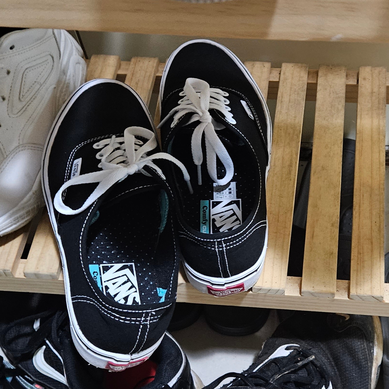Vans ComfyCush Era Black White 착용 스타일