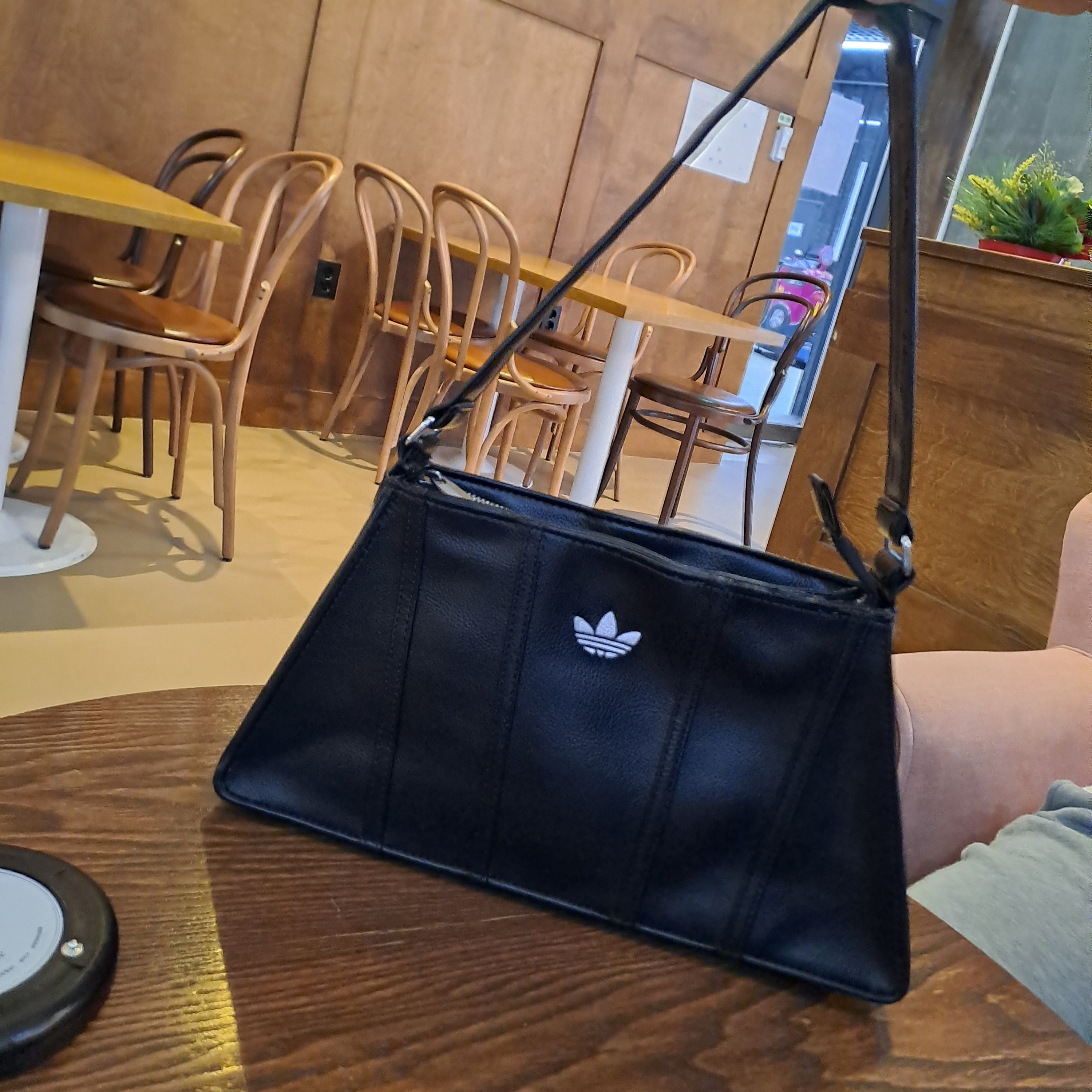 Adidas Mini Airliner Bag Black 착용 스타일