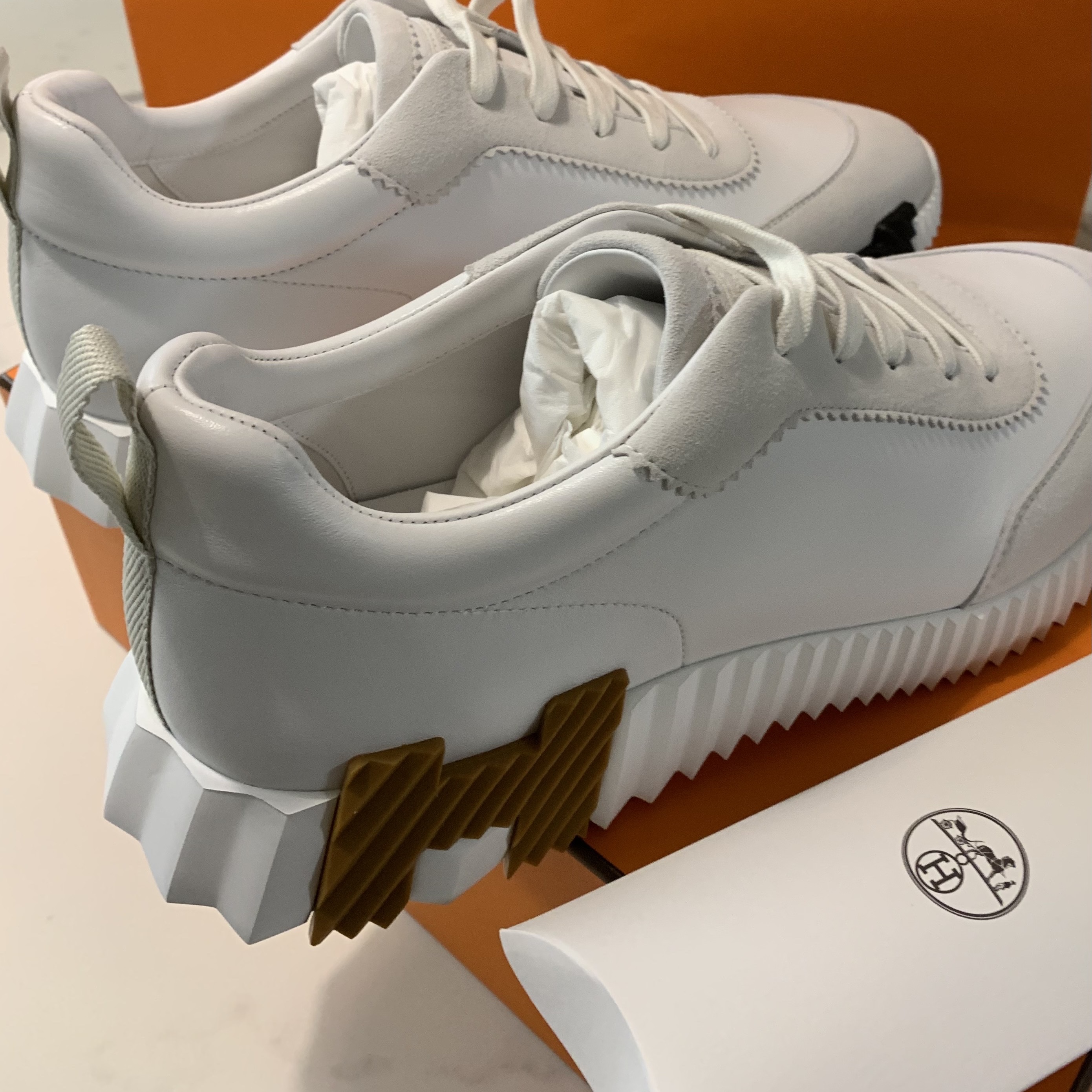 Hermes Bouncing Sneakers Calfskin Suede Goatskin & Blanc 착용 스타일 - 3
