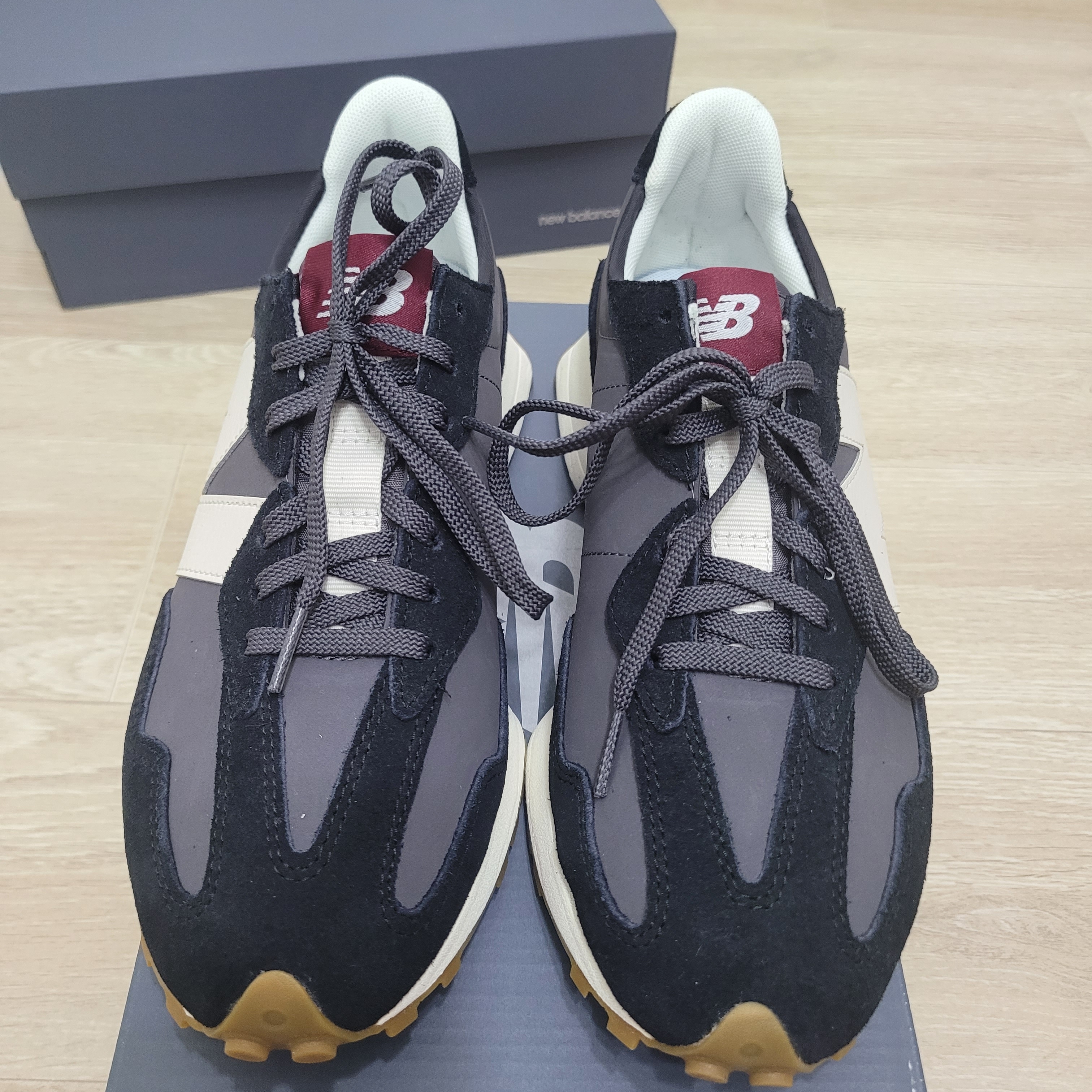 (W) New Balance 327 Black Moonbeam 착용 스타일 - 2