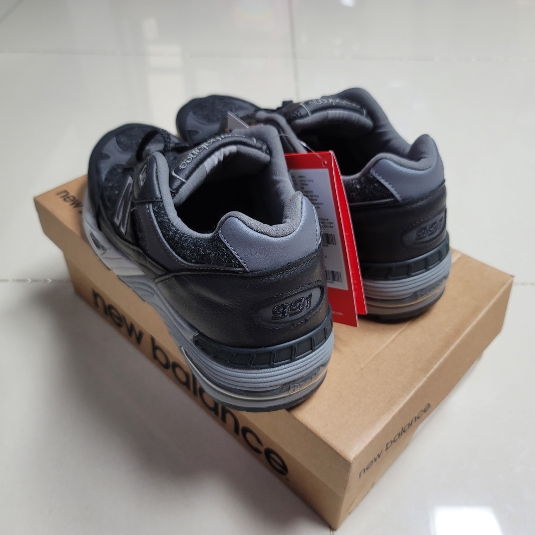 New Balance 991 Made in UK Black Grey 착용 스타일 - 3