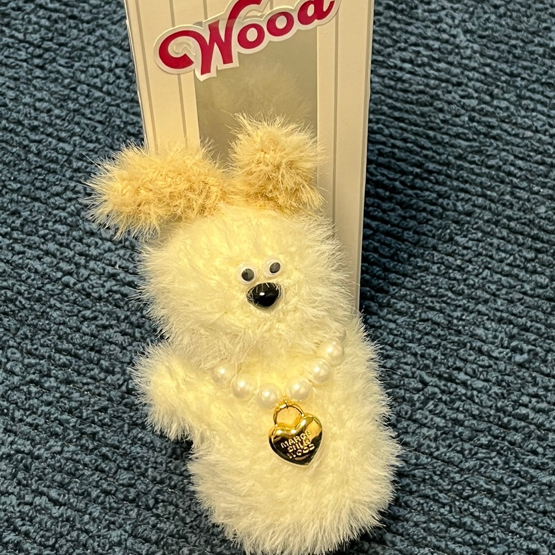Margesherwood Wood Keyring White 착용 스타일