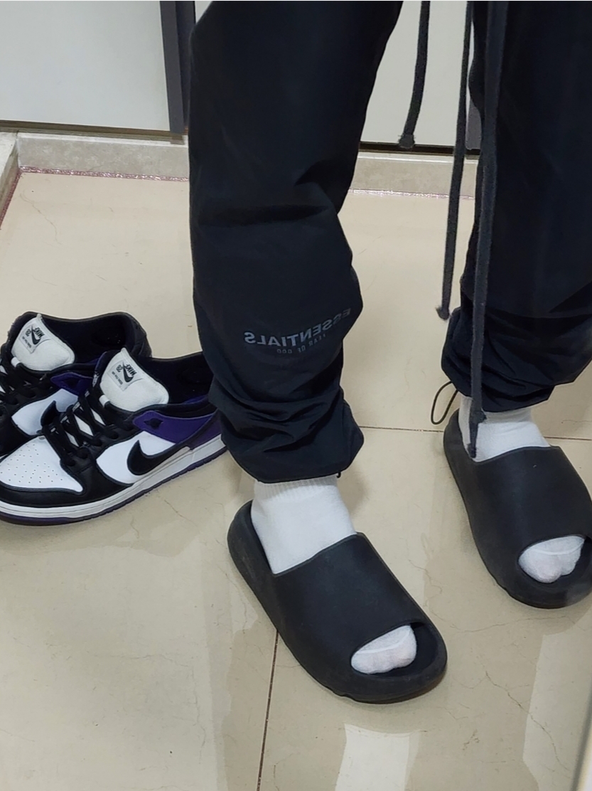 Adidas Yeezy Slide Onyx, Nike SB Dunk Low Pro Court Purple 착용 스타일