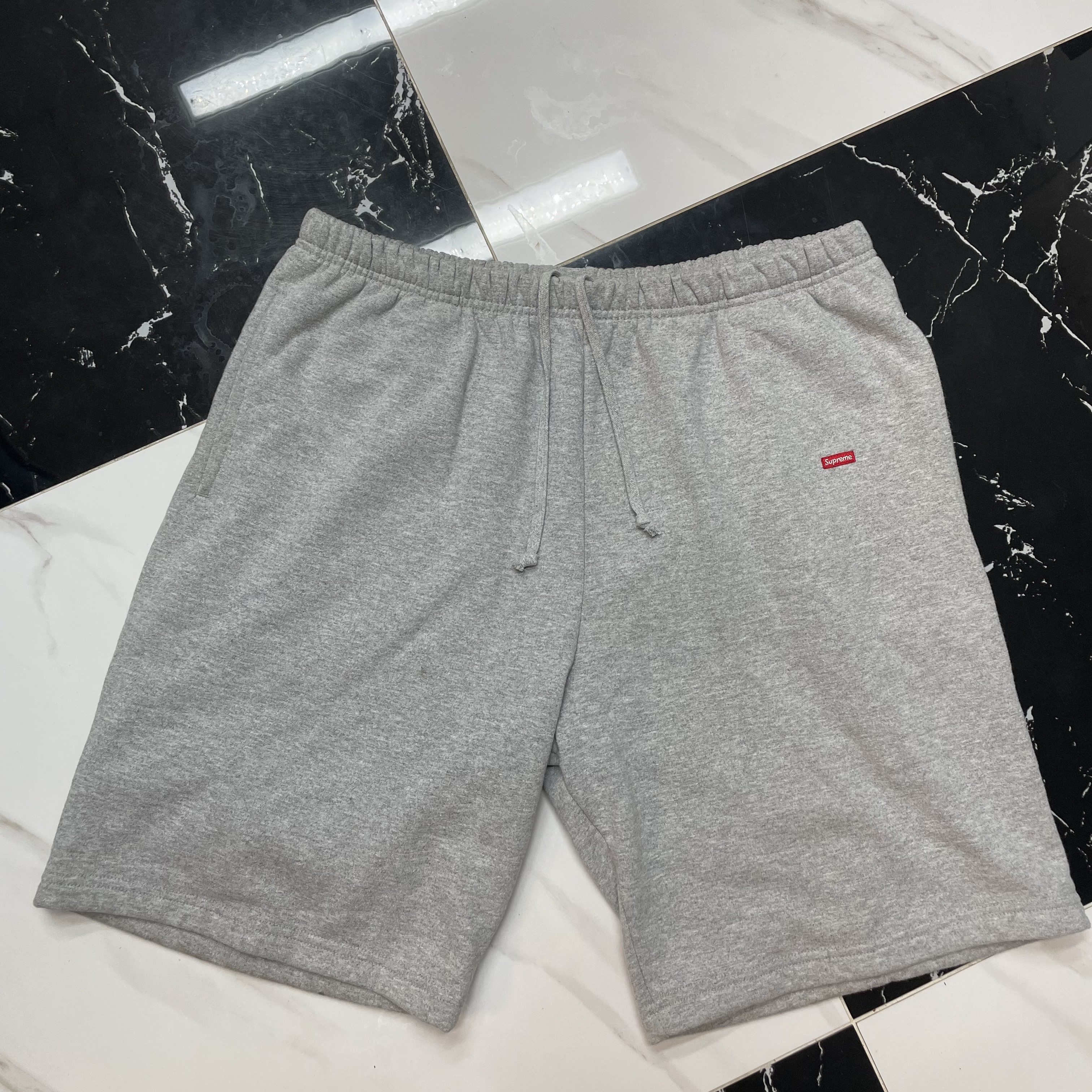 Supreme Small Box Sweatshorts Ash Grey 착용 스타일 - 1