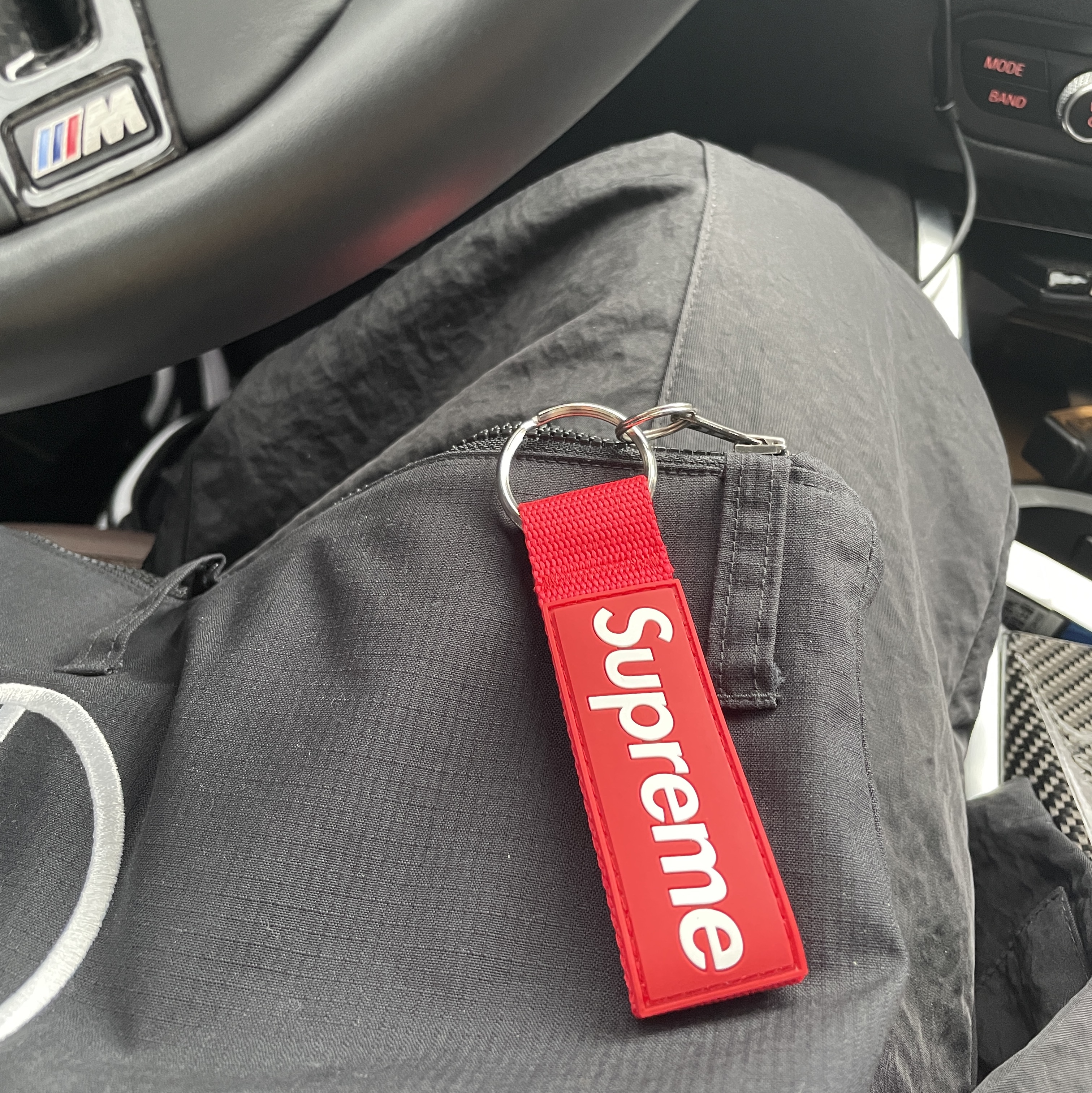Supreme Webbing Keychain Red - 23SS 착용 스타일