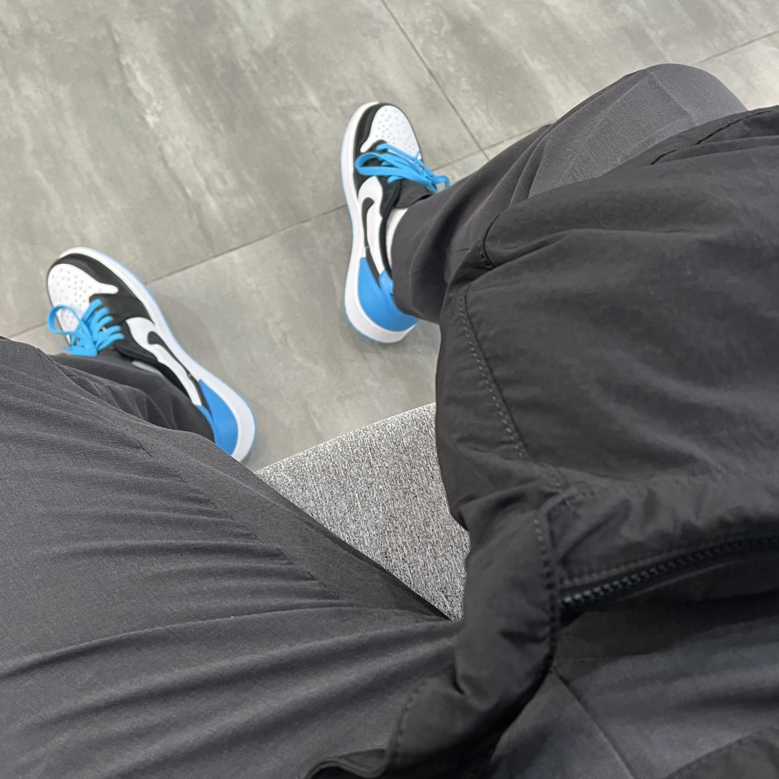 Jordan 1 Retro Low OG Black and Dark Powder Blue, COS Nylon Crossbody Saddle Bag Black 착용 스타일 - 1