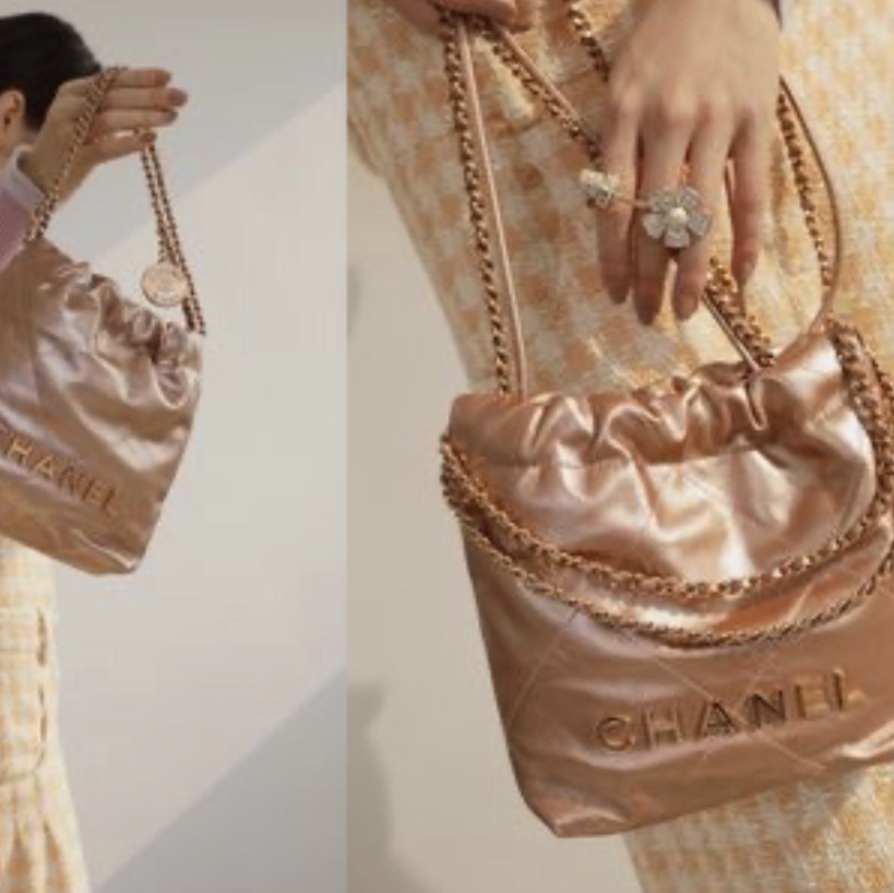 Chanel 22 Mini Handbag Metallic Calfskin & Pink Gold Copper 착용 스타일 - 1