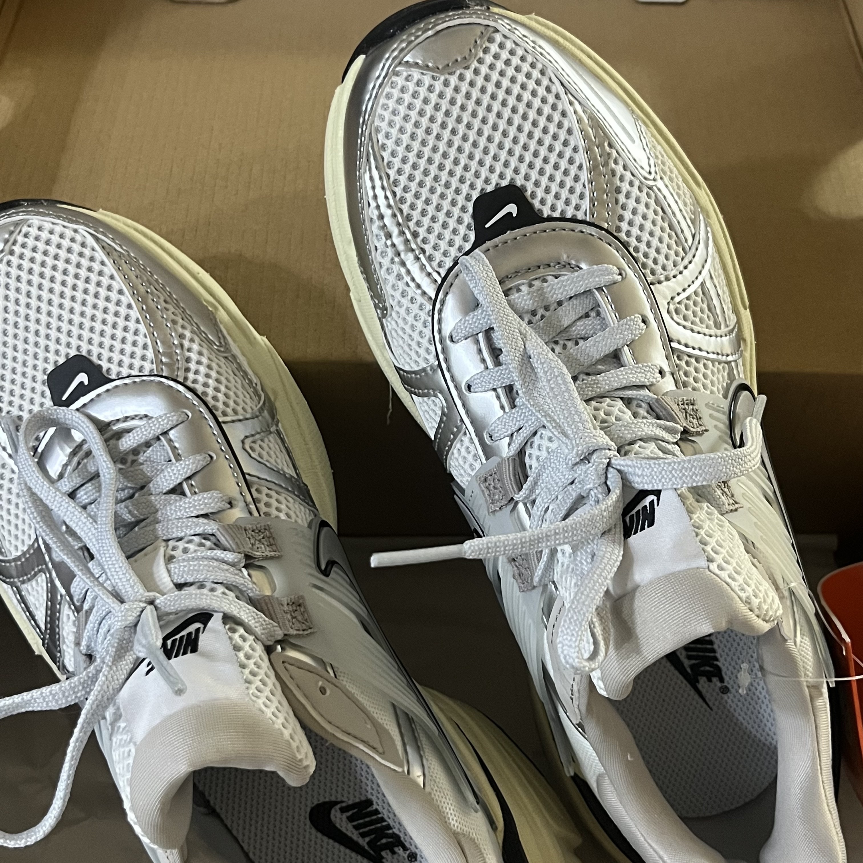 Nike V2K Run Summit White Metallic Silver 착용 스타일 - 2