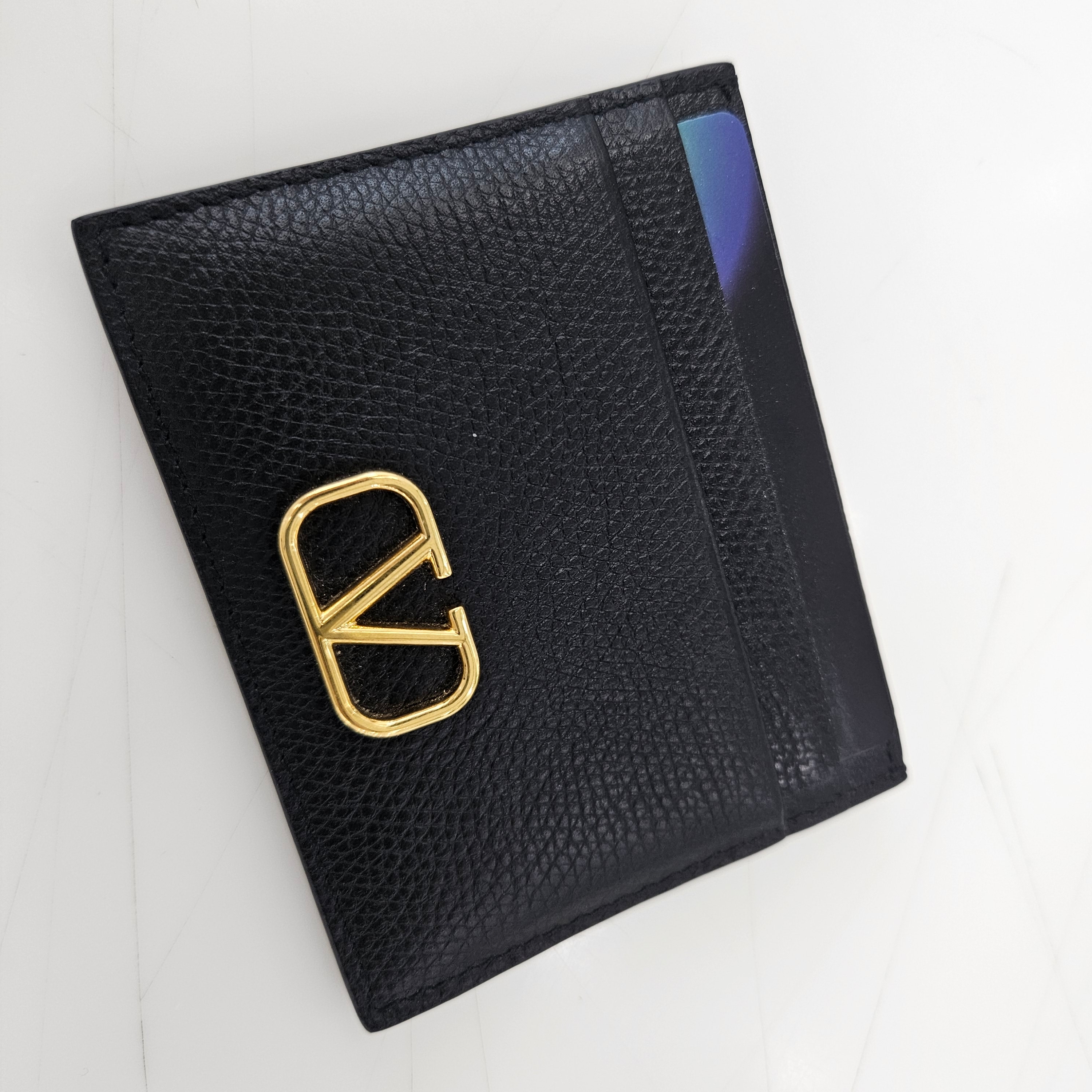 Valentino Vlogo Signature Grainy Calfskin Card Holder Black 착용 스타일