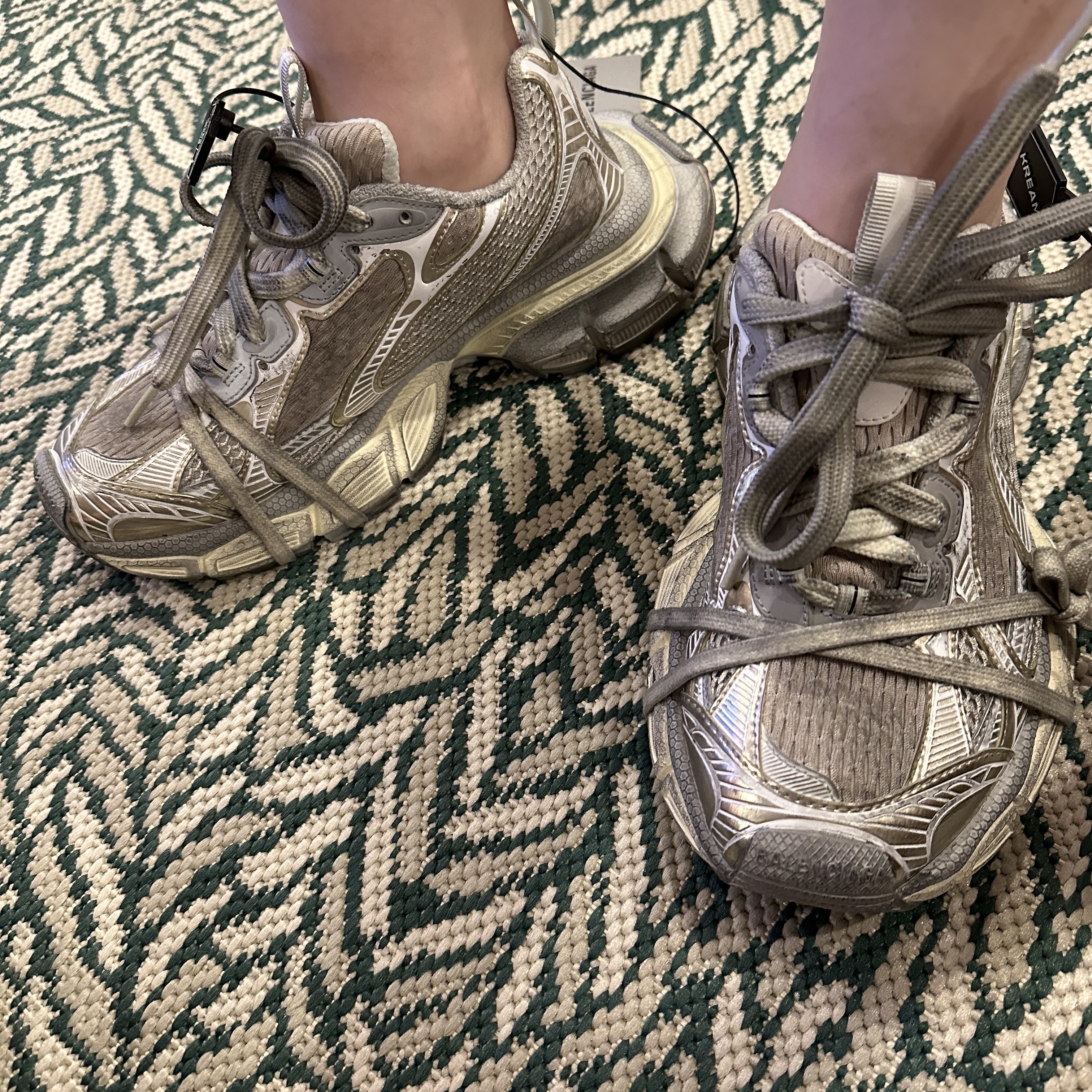 Balenciaga 3XL Sneakers Light Beige 착용 스타일 - 1