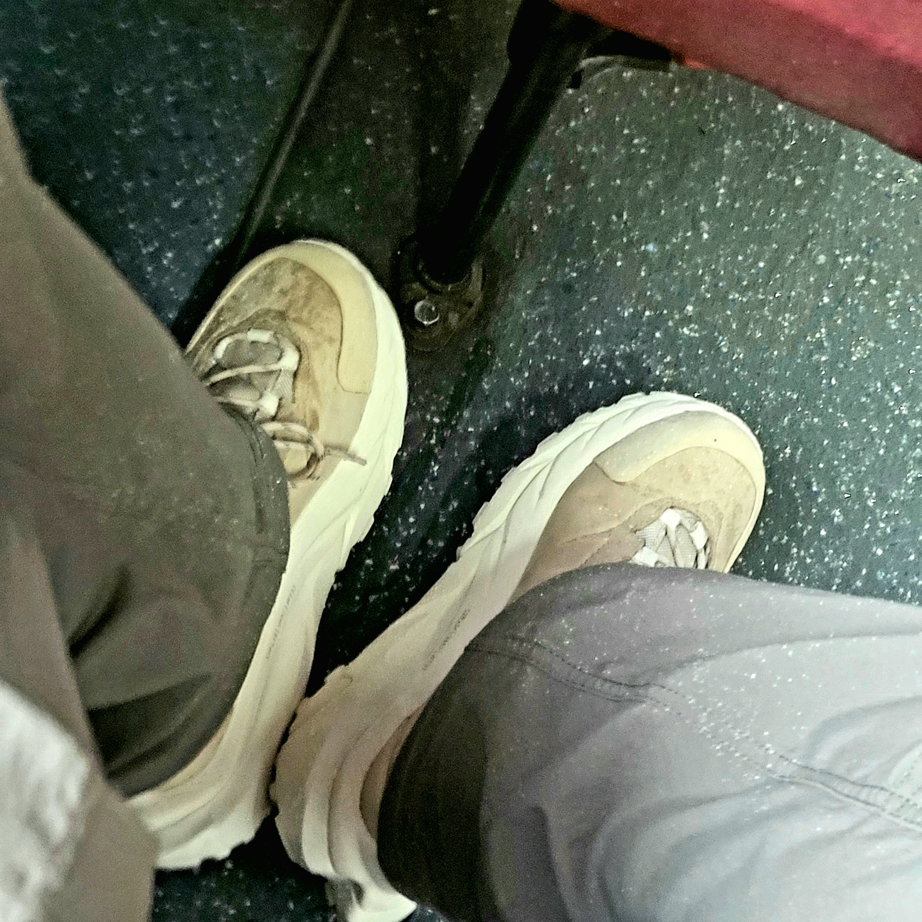Hoka Kaha 2 Gore-Tex Shifting Sand Eggnog 착용 스타일
