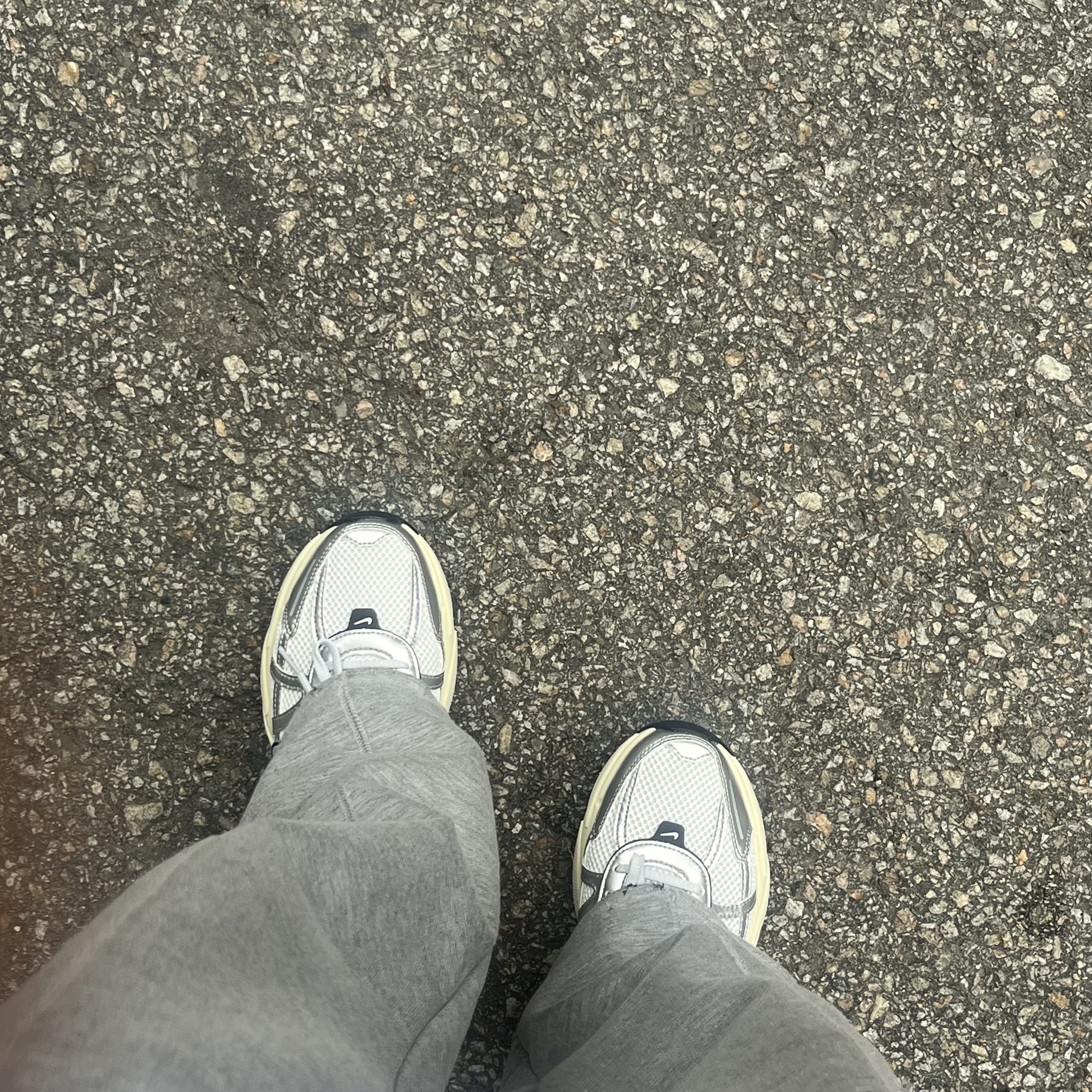Nike V2K Run Summit White Metallic Silver 착용 스타일 - 3