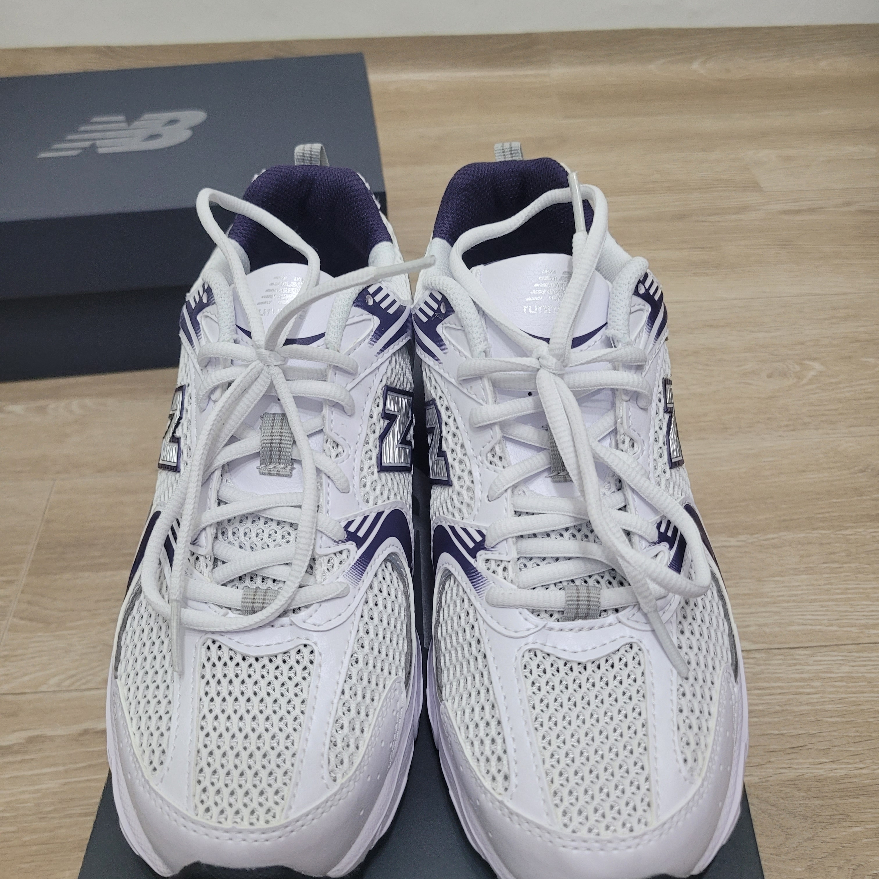 New Balance 530 White Dark Mercury 착용 스타일 - 2