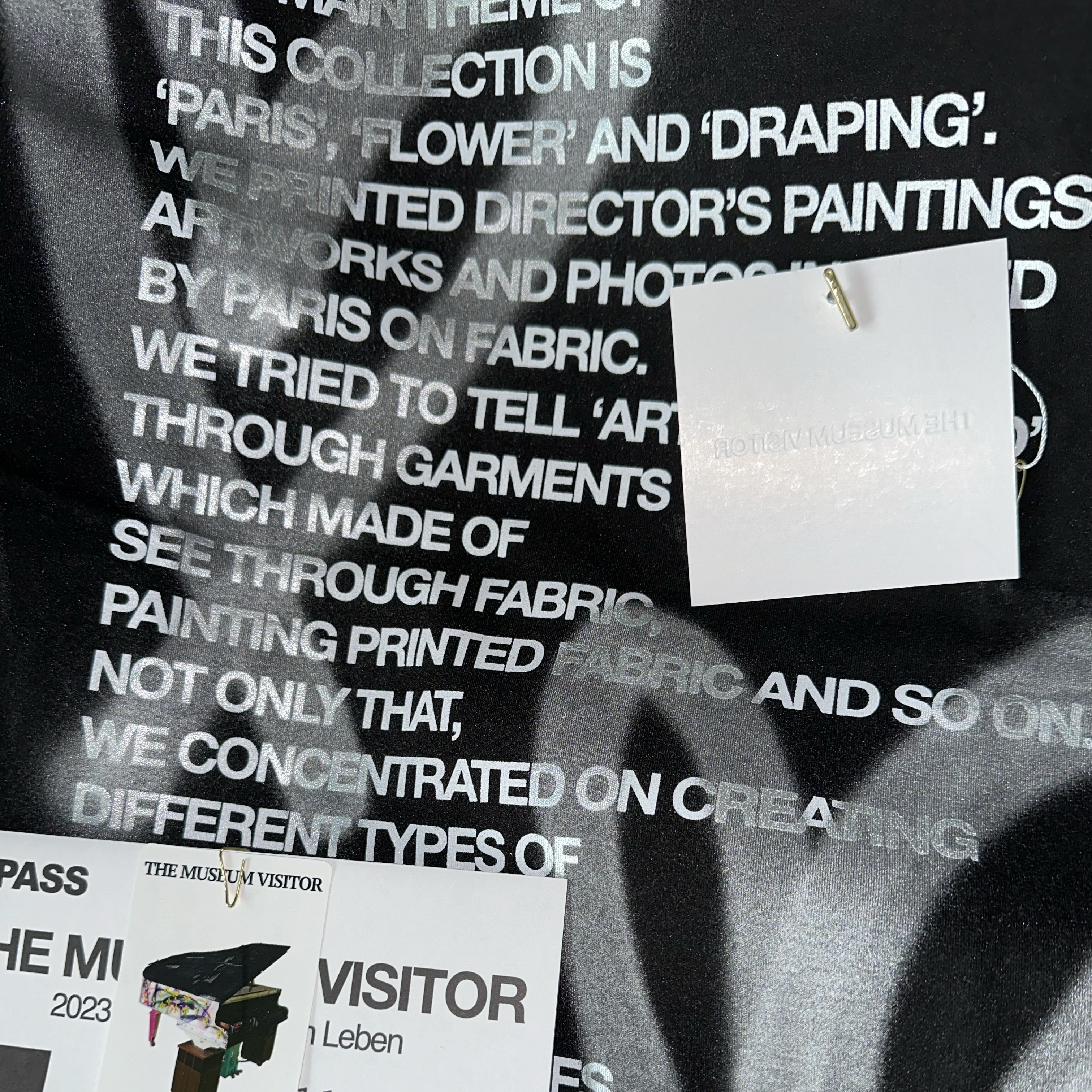 The Museum Visitor Heart Sprayed T-Shirts Black 착용 스타일