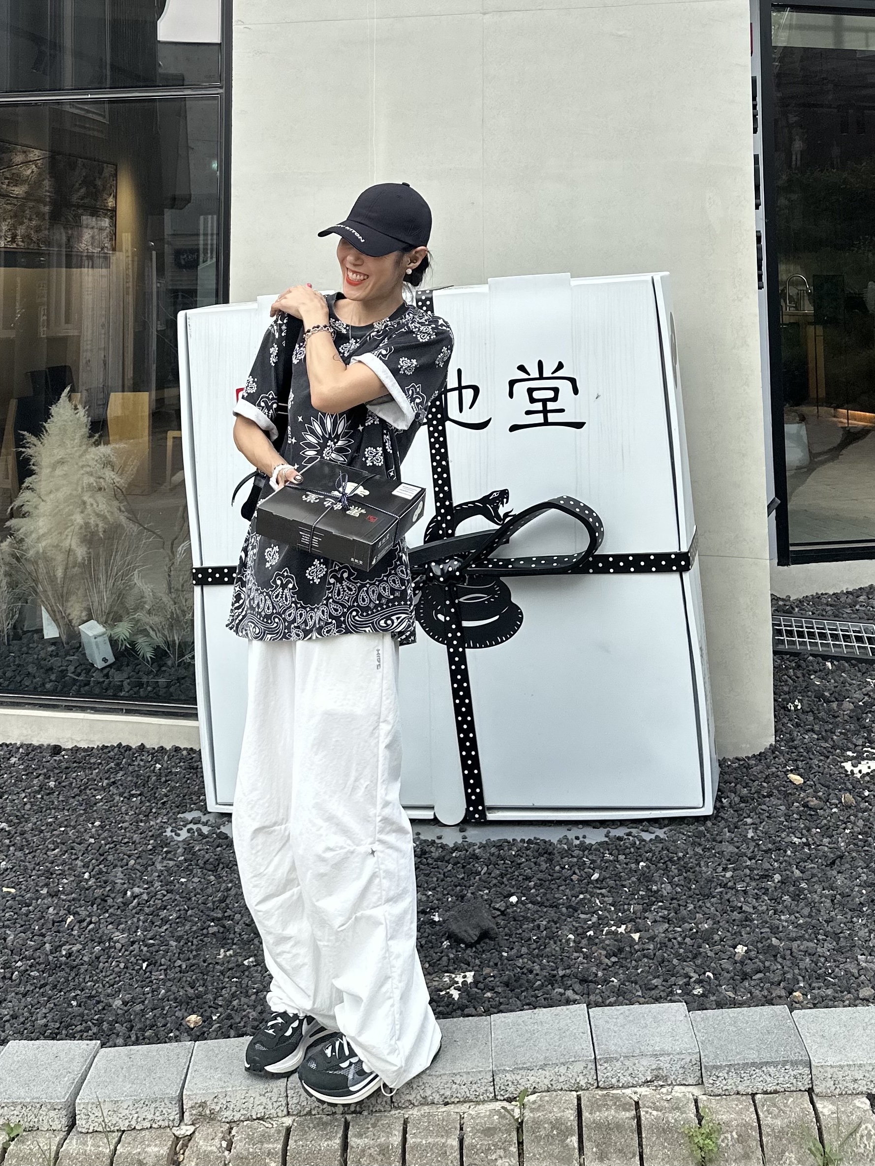 Supreme Small Box T-Shirt Black Bandana - 21SS, Nike x Sacai VaporWaffle Black White 착용 스타일 - 1