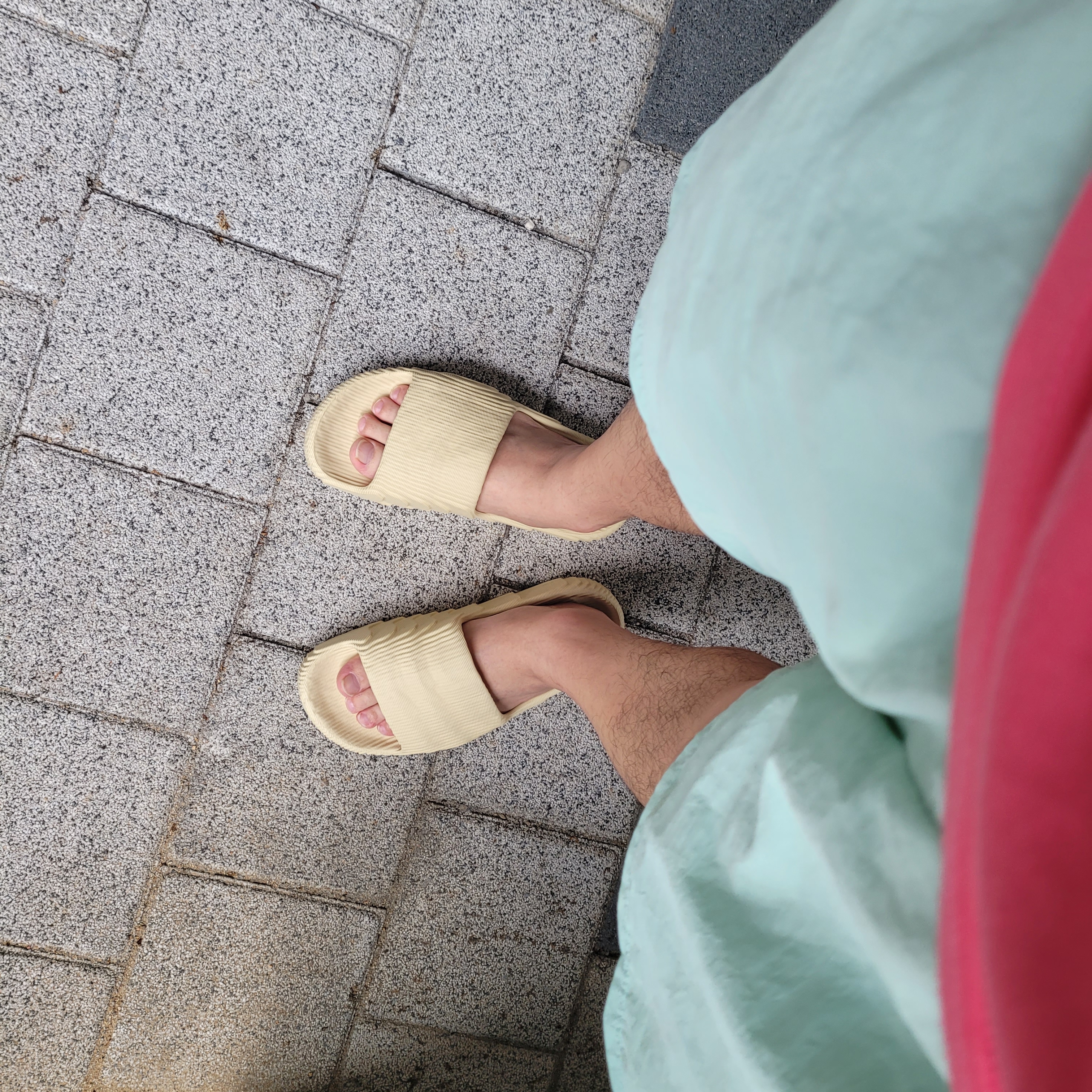Adidas Adilette 22 Desert Sand 착용 스타일 - 2