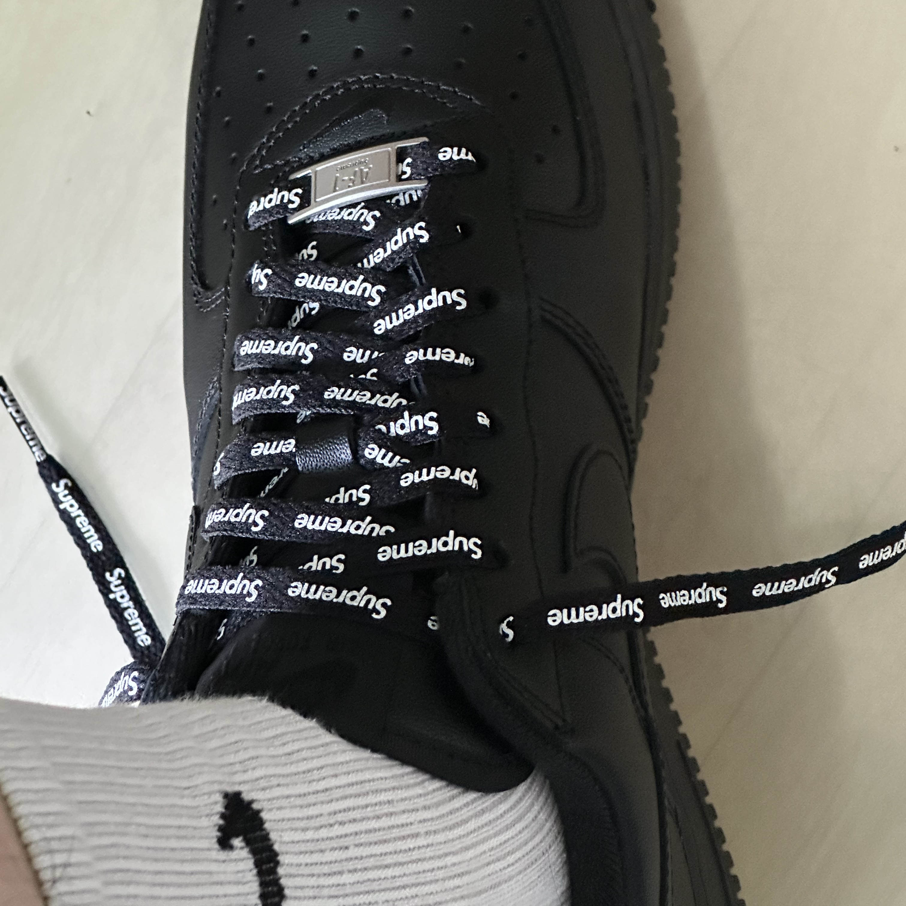 Nike x Supreme Air Force 1 Low Black 착용 스타일 - 5