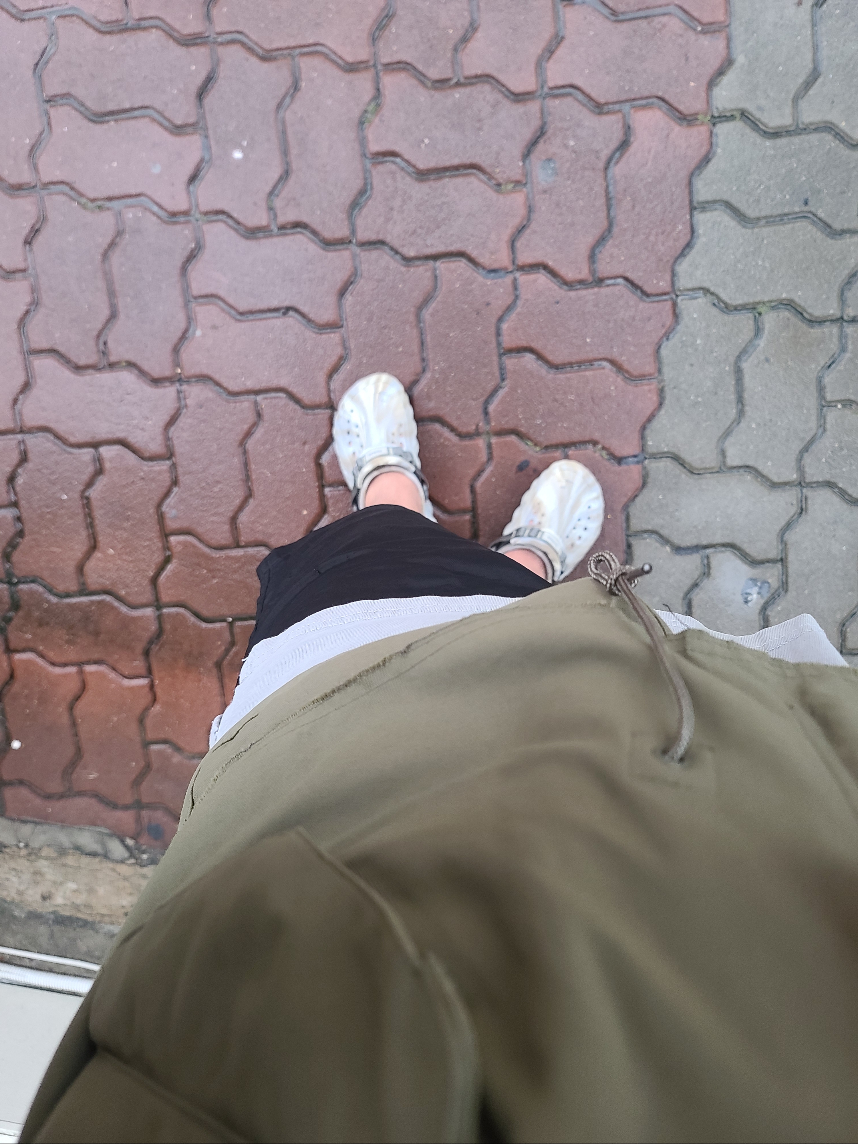 Crocs Echo Marbled Clog Bone Multi 착용 스타일