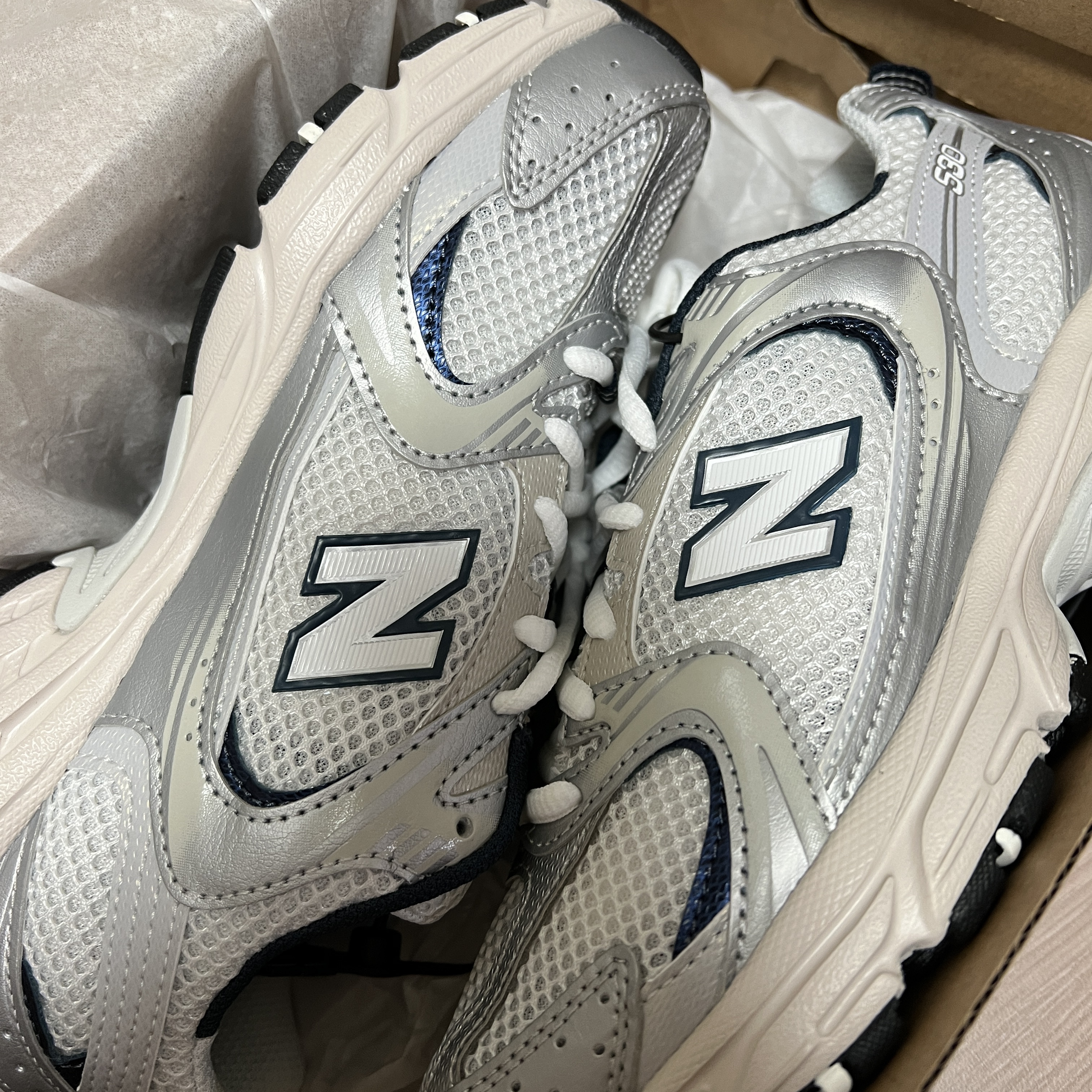New Balance 530 Steel Grey 착용 스타일 - 1