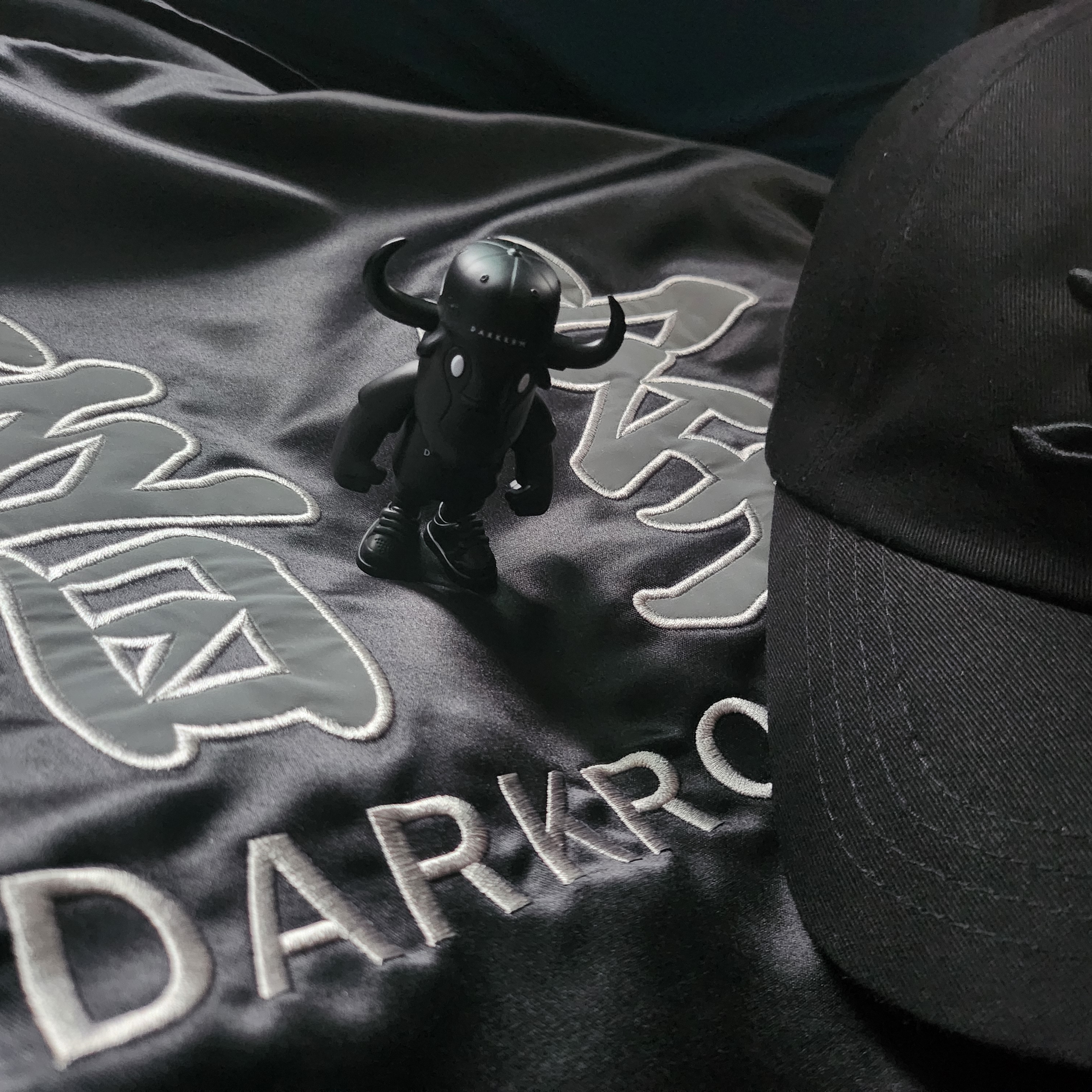 Darkr8m Studio x Hardhitters Reflective Coach Jacket Black, Darkr8m Studio Upside Down Black Logo Cap 착용 스타일