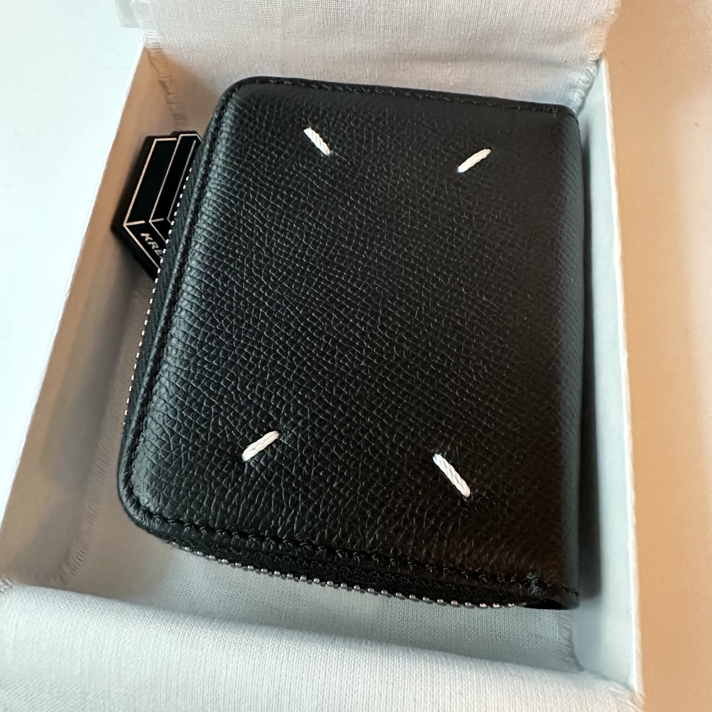 Maison Margiela Zip Around Compact Wallet Black 착용 스타일 - 2