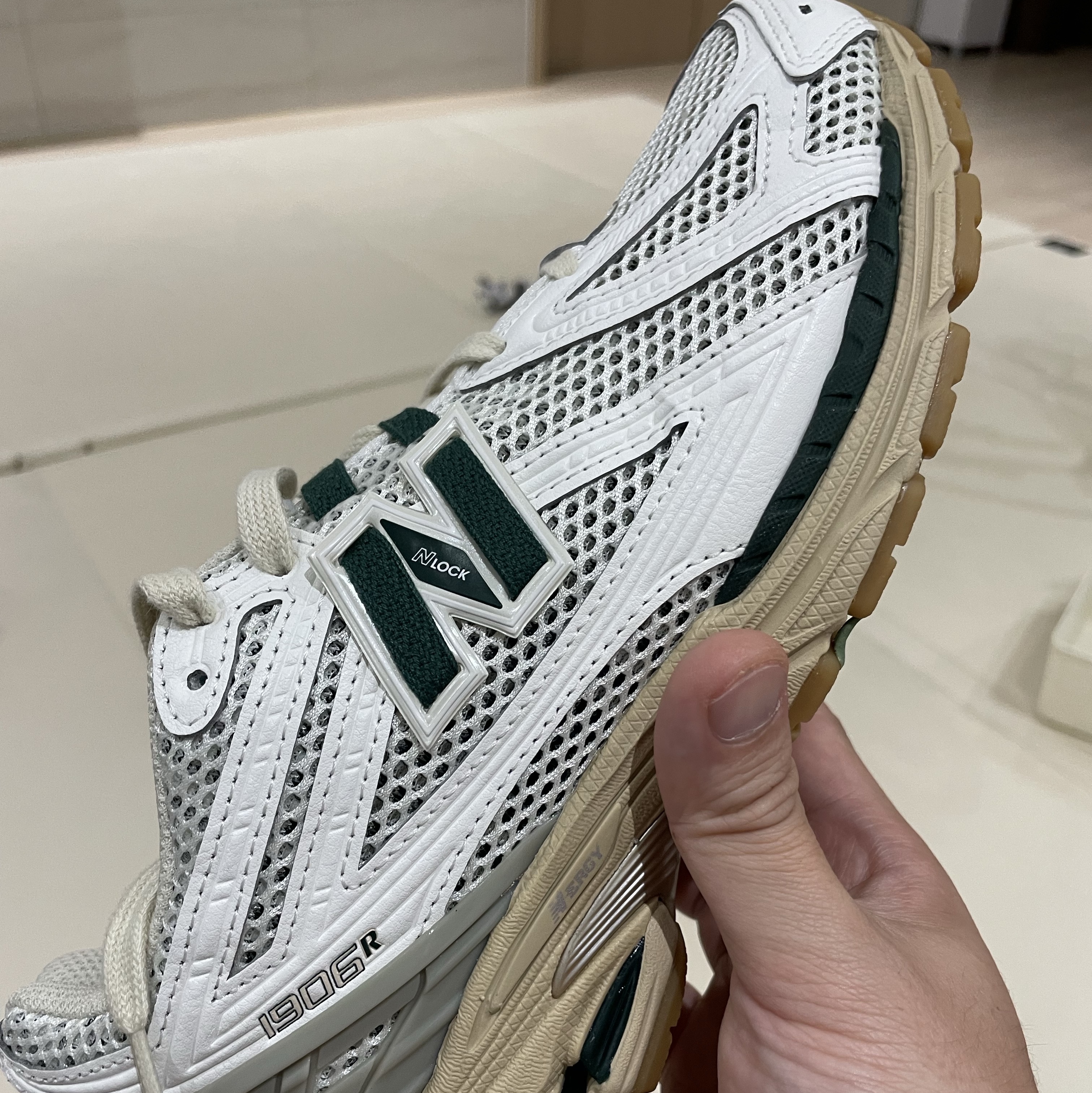 New Balance 1906R Silver Green 착용 스타일