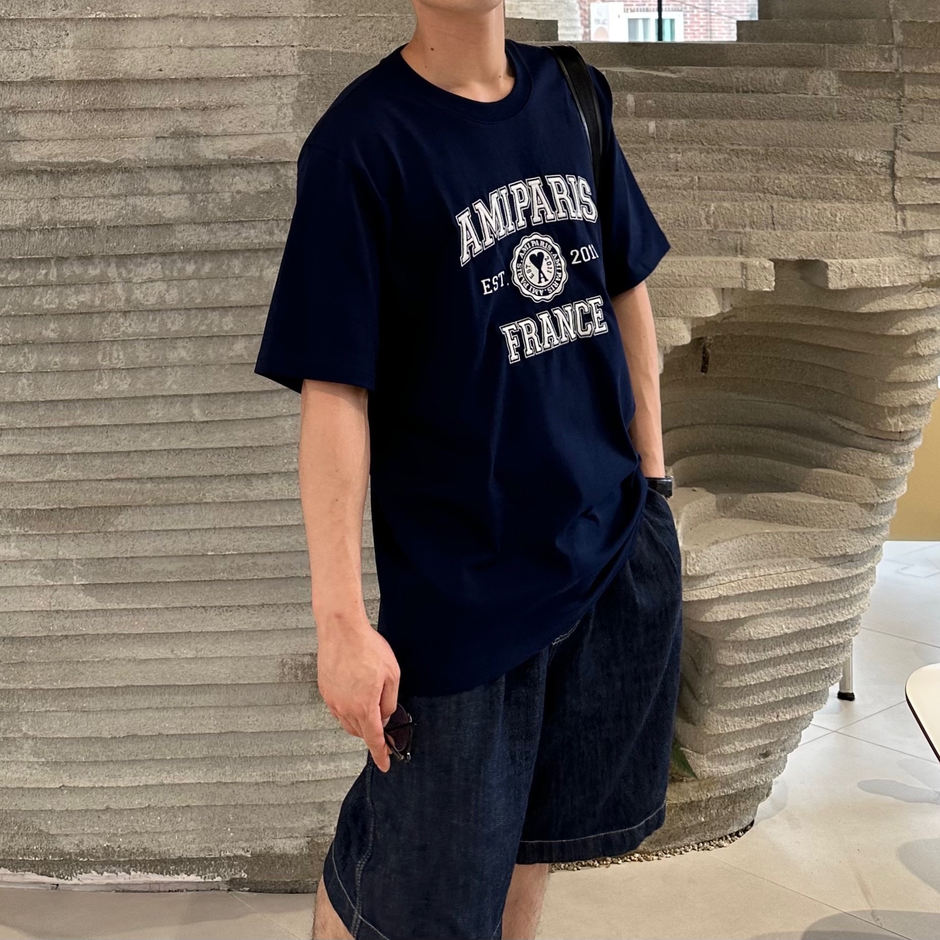 AMI Paris France T-Shirt Nautic Blue 착용 스타일