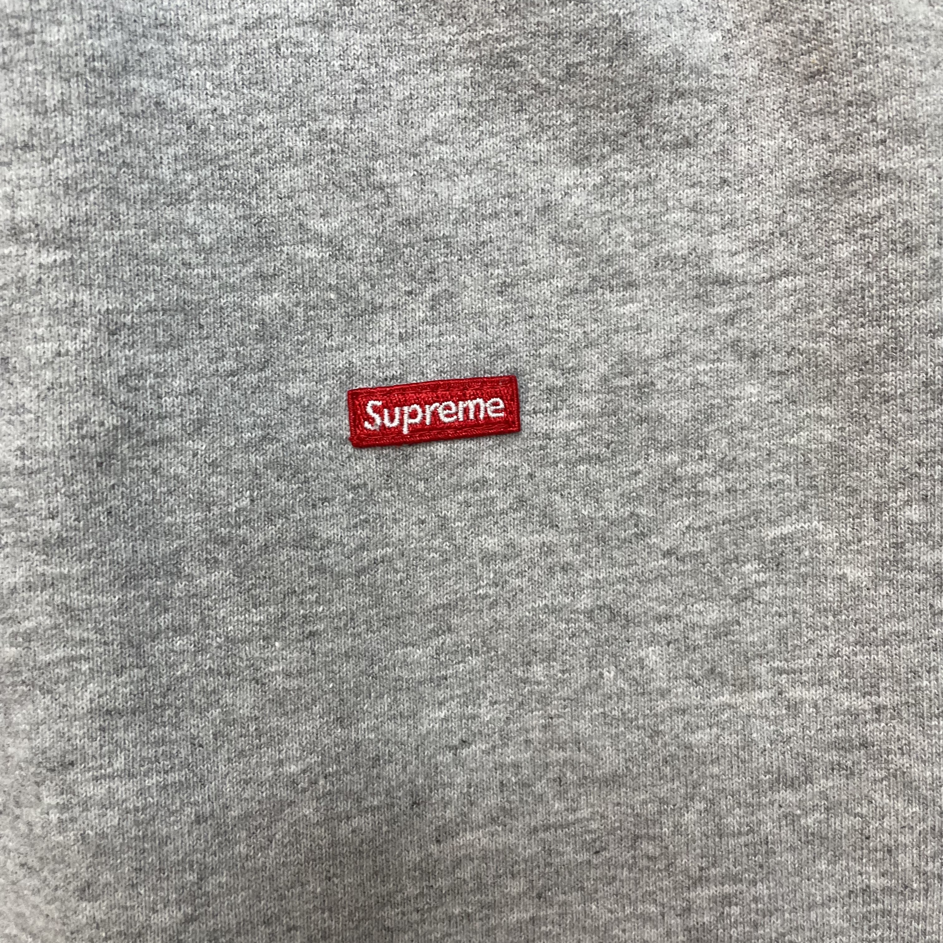 Supreme Small Box Sweatshorts Ash Grey 착용 스타일 - 3