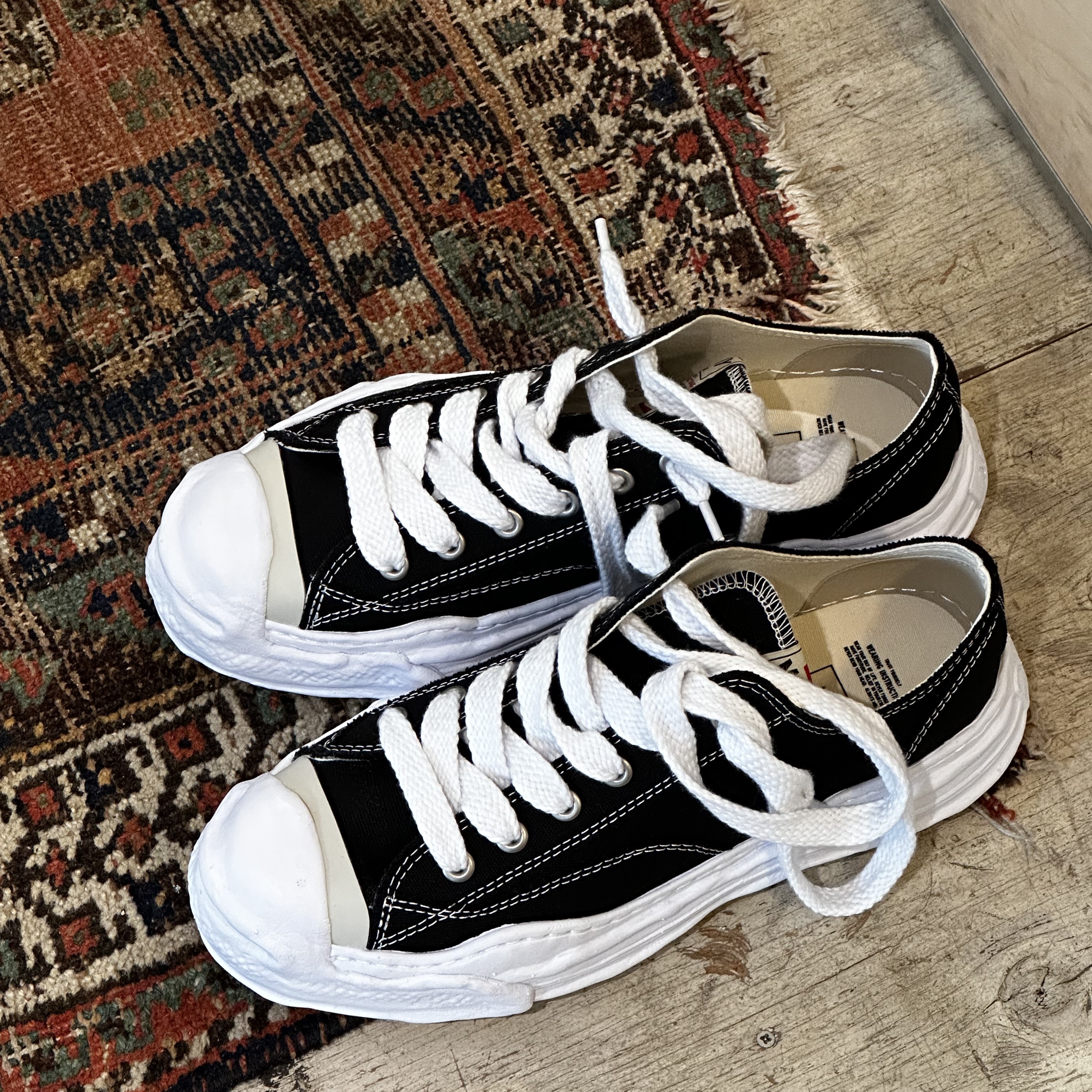 Maison Mihara Yasuhiro Hank OG Sole Canvas Low-top Sneakers Black 착용 스타일 - 2