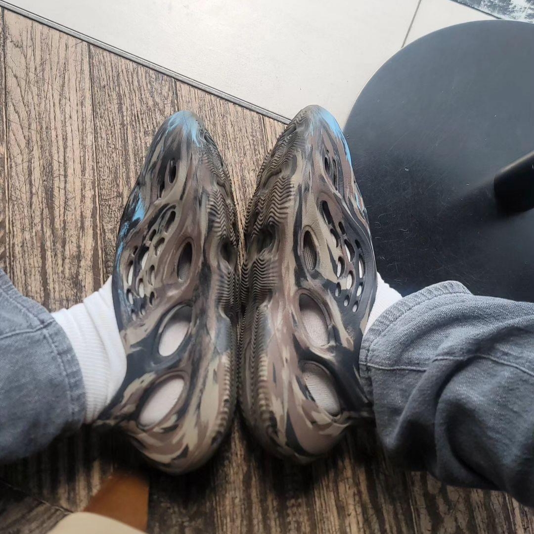 Adidas Yeezy Foam RNNR MX Cinder 착용 스타일