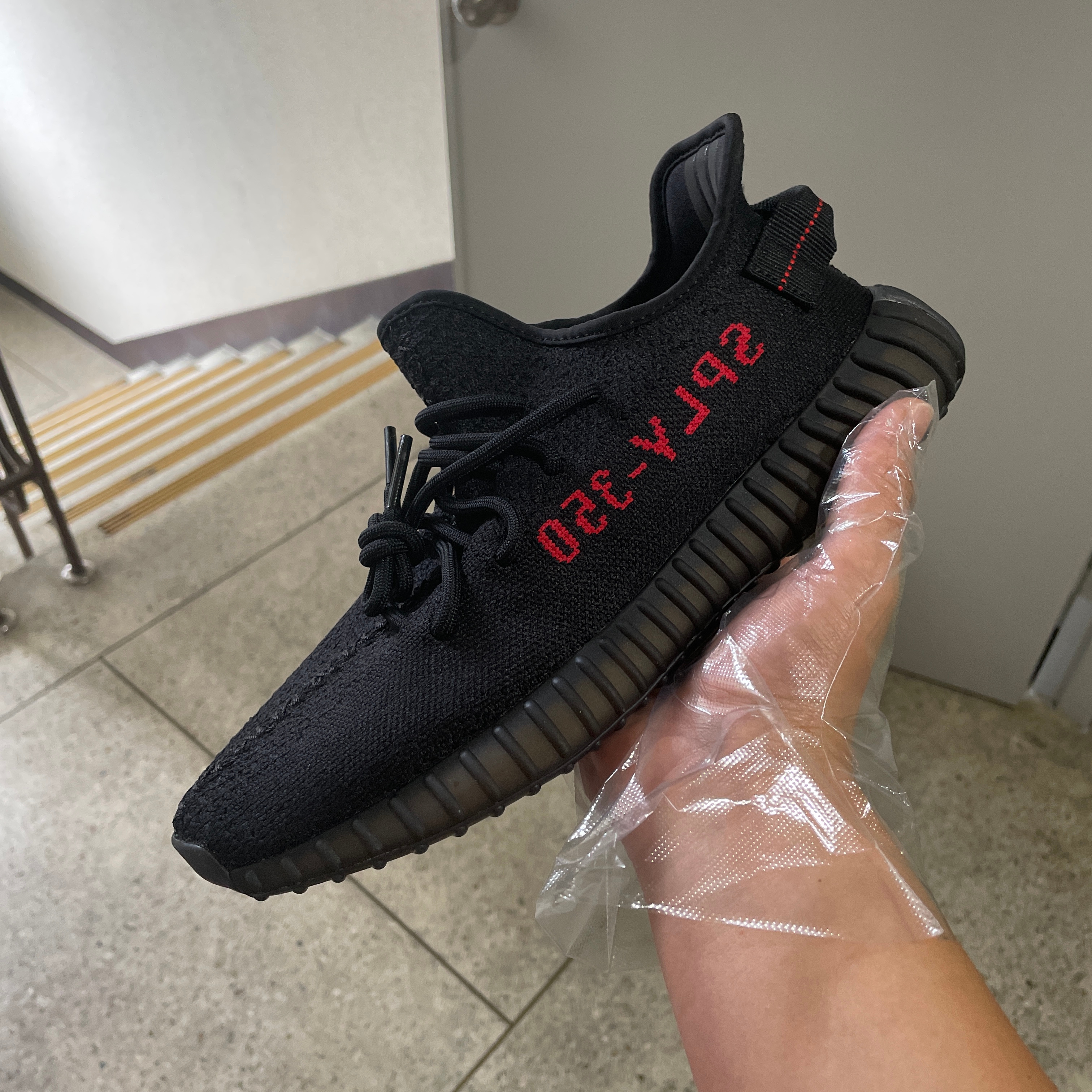Adidas Yeezy Boost 350 V2 Black Red 2020 착용 스타일