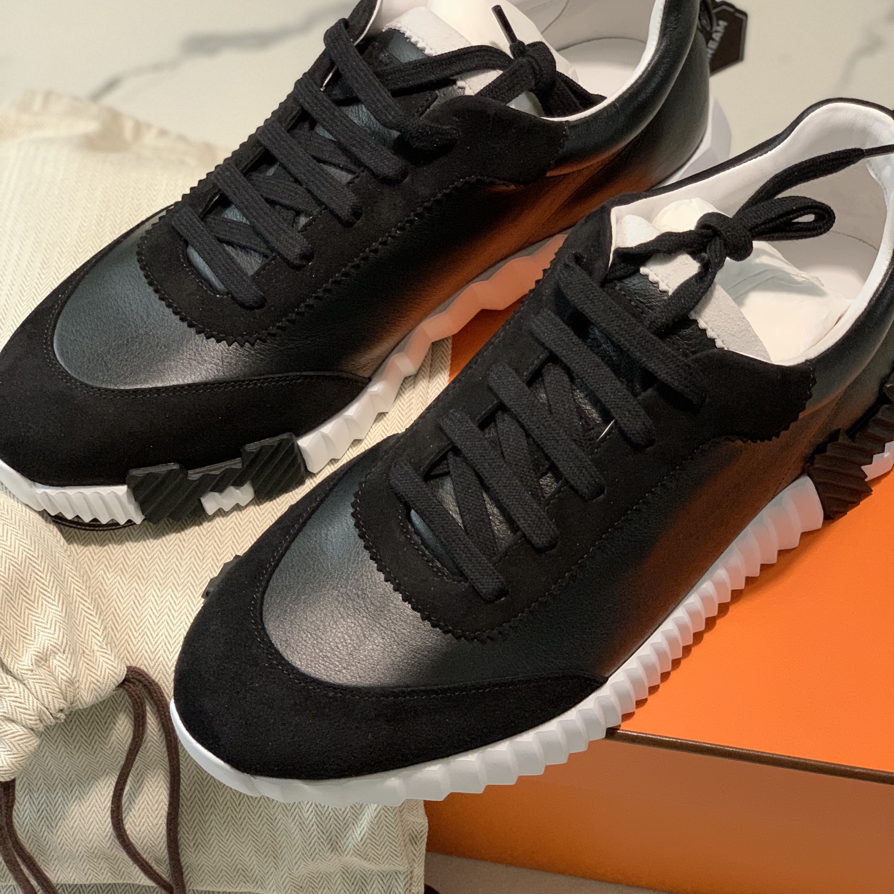 Hermes Bouncing Sneakers Calfskin Suede Goatskin & Noir 착용 스타일 - 2