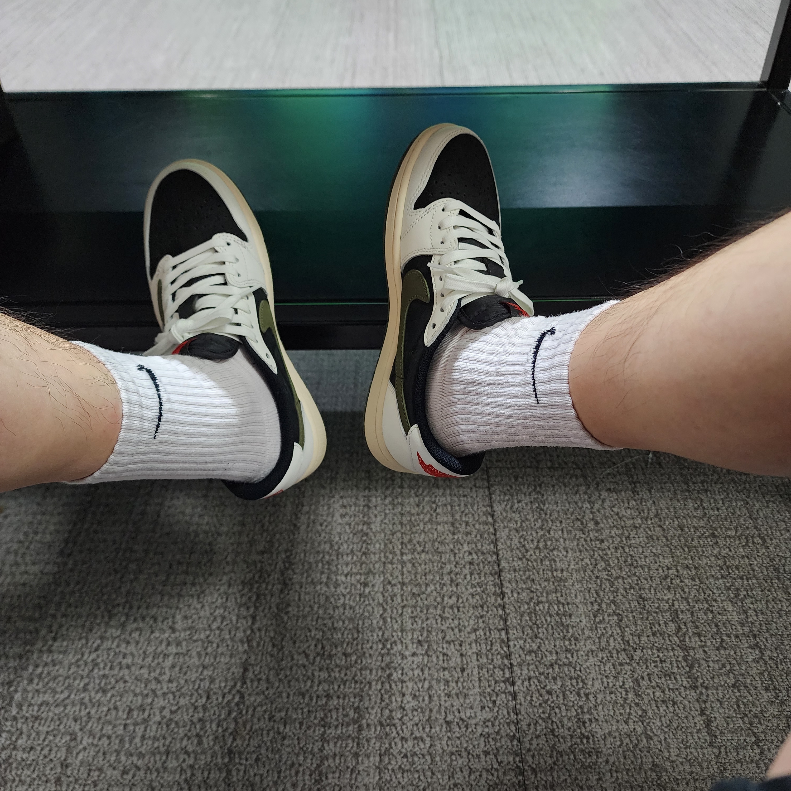 (W) Jordan 1 x Travis Scott Retro Low OG SP Medium Olive 착용 스타일