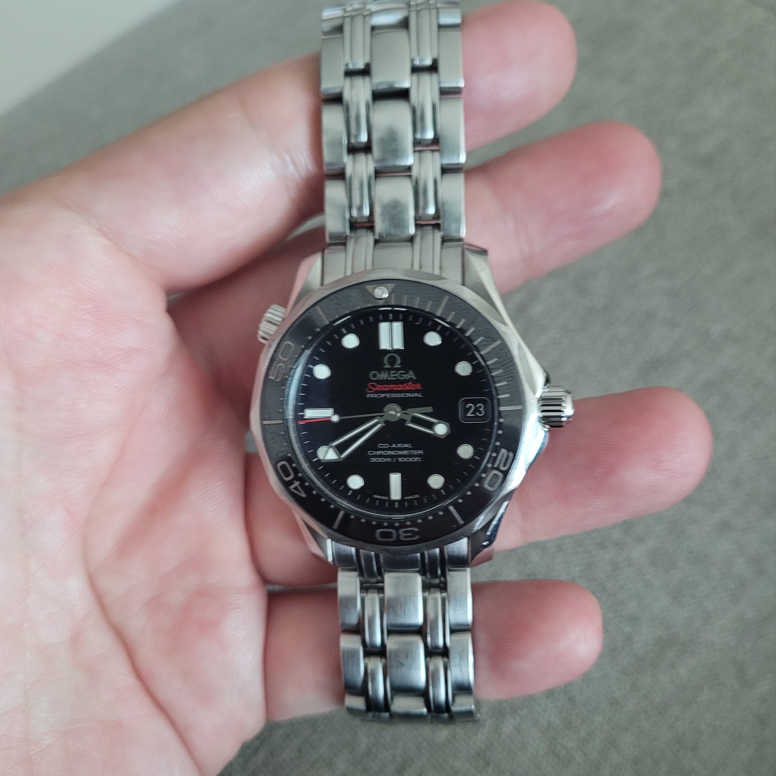 Omega Seamaster Diver 300M Co Axial Master Chronometer Steel Black 착용 스타일