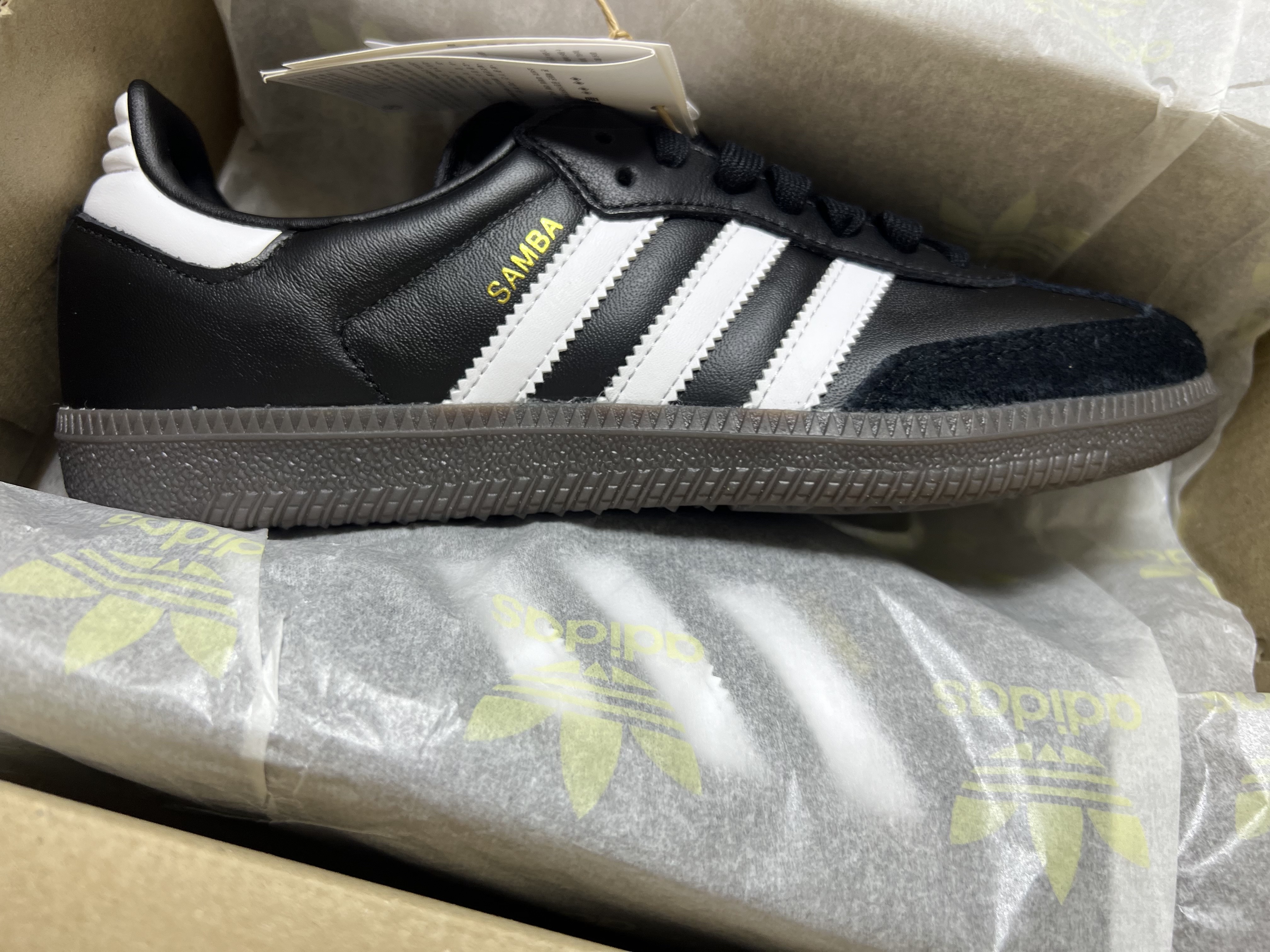 Adidas Samba OG Cloud White, Adidas Samba OG Black White Gum 착용 스타일 - 2