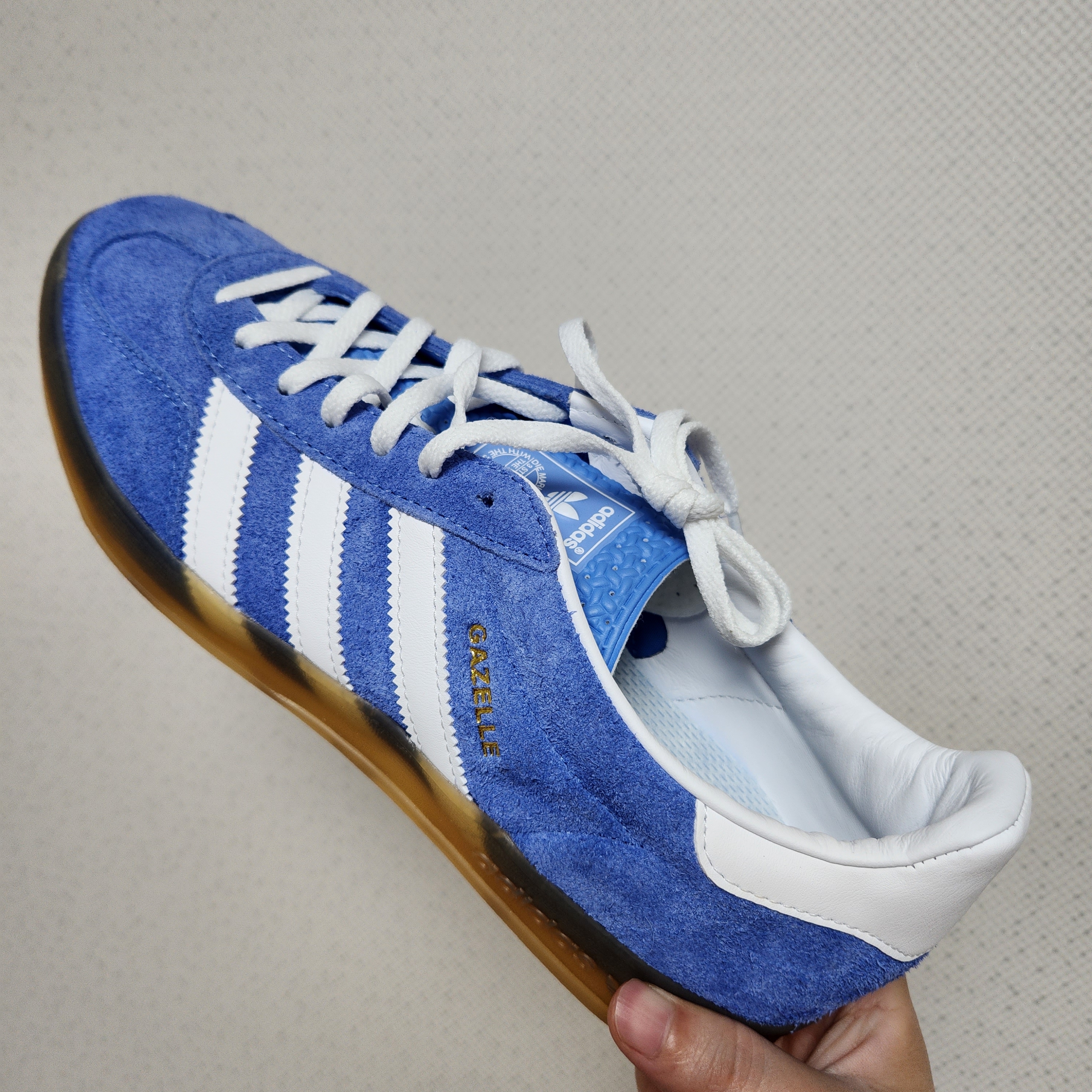 (W) Adidas Gazelle Indoor Blue Fusion Cloud White 착용 스타일
