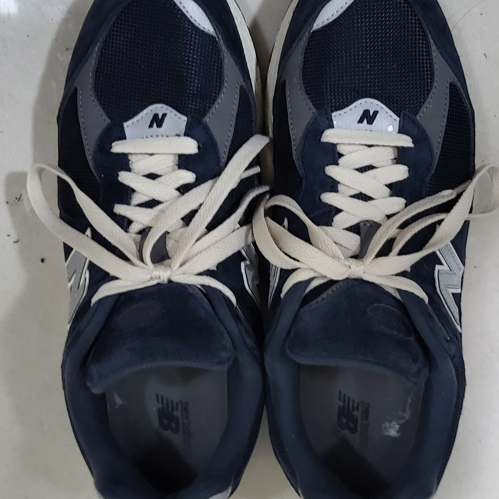 New Balance 2002R Eclipse Castlerock 착용 스타일
