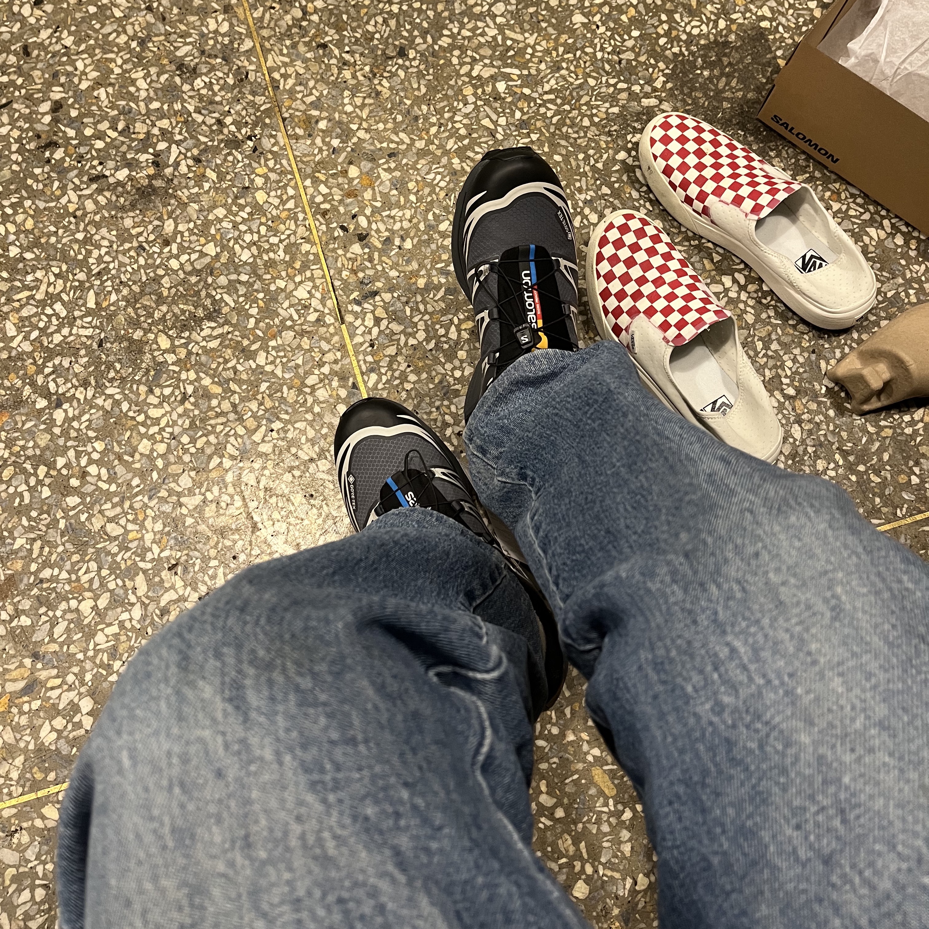 Salomon XT-6 Gore-Tex Black Ebony, Vans ComfyCush One Checkerboard Racing Red Marshmallow 착용 스타일